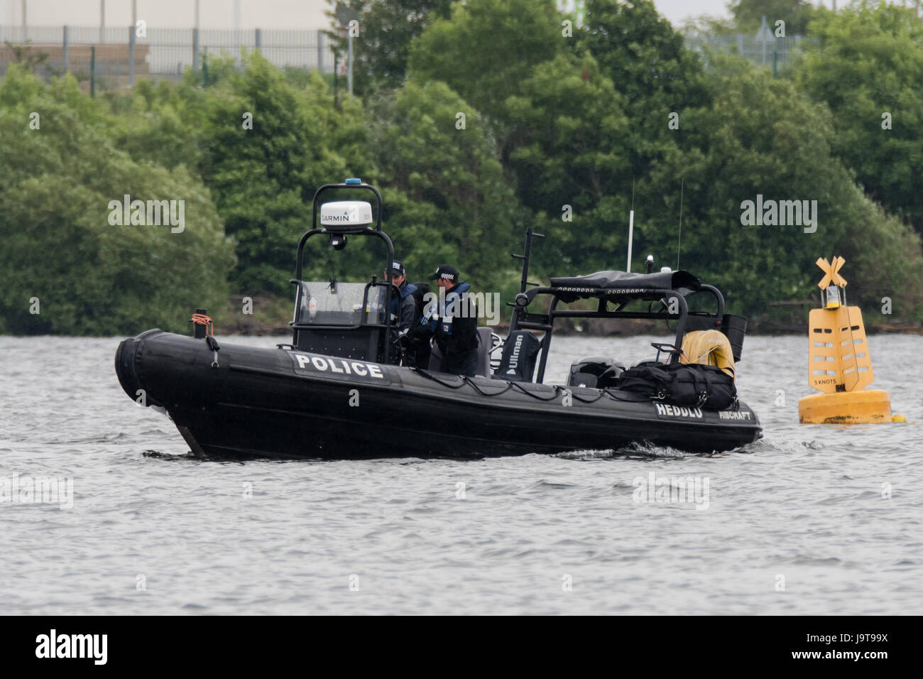 Cardiff, Galles, UK. 2 Giugno, 2017. Barca di polizia pattuglia Cardiff Bay prima della finale di Champions League. La sicurezza è alta come il Galles si prepara ad ospitare la finale della European Champions League football al Principato Stadium Foto Stock