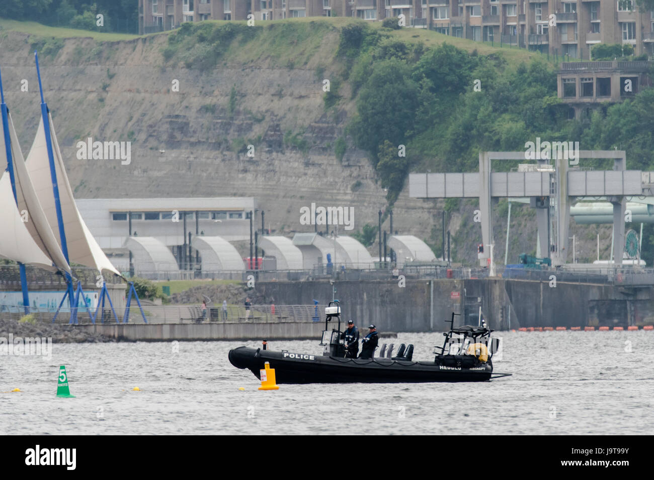 Cardiff, Galles, UK. 2 Giugno, 2017. Barca di polizia pattuglia Cardiff Bay prima della finale di Champions League. La sicurezza è alta come il Galles si prepara ad ospitare la finale della European Champions League football al Principato Stadium Foto Stock