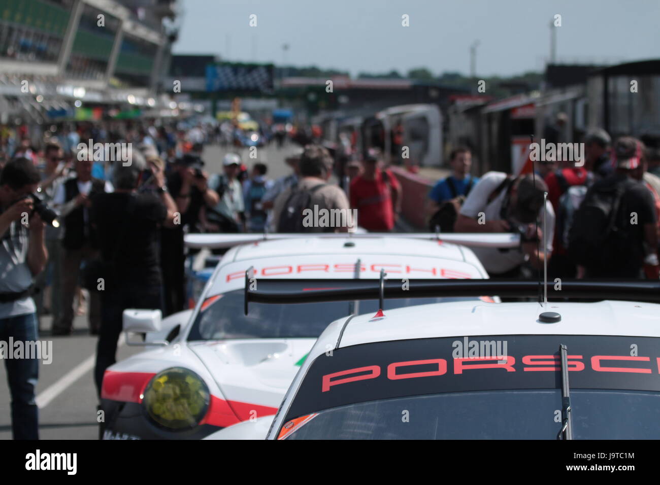 Le Mans, Francia. 2 Giugno, 2017. Porsche GT vetture del team Porsche 911 RSR a pitline del Circuito de la Sarthe in Francia al momento della 24 Ore di Le Mans 2017 giorni di prova. Dimitry Lyubichev/Alamy Live News Foto Stock
