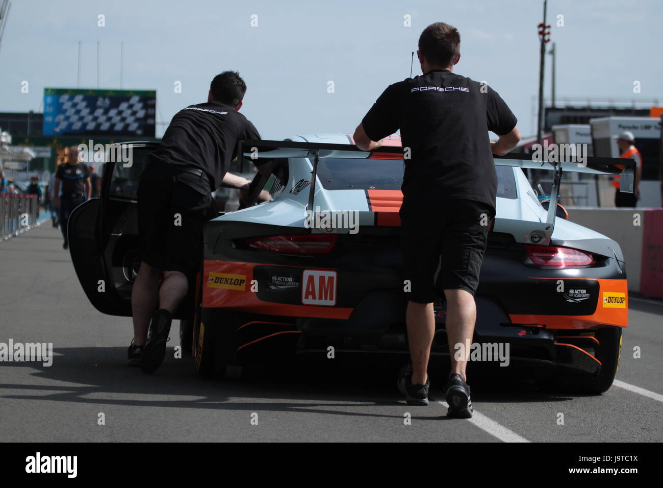 Le Mans, Francia. 2 Giugno, 2017. British Gulf Racing team auto Porsche 911 RSR #86 a pitline del Circuito de la Sarthe in Francia durante la 24 Ore di Le Mans 2017 giorni di prova. Dimitry Lyubichev/Alamy Live News Foto Stock