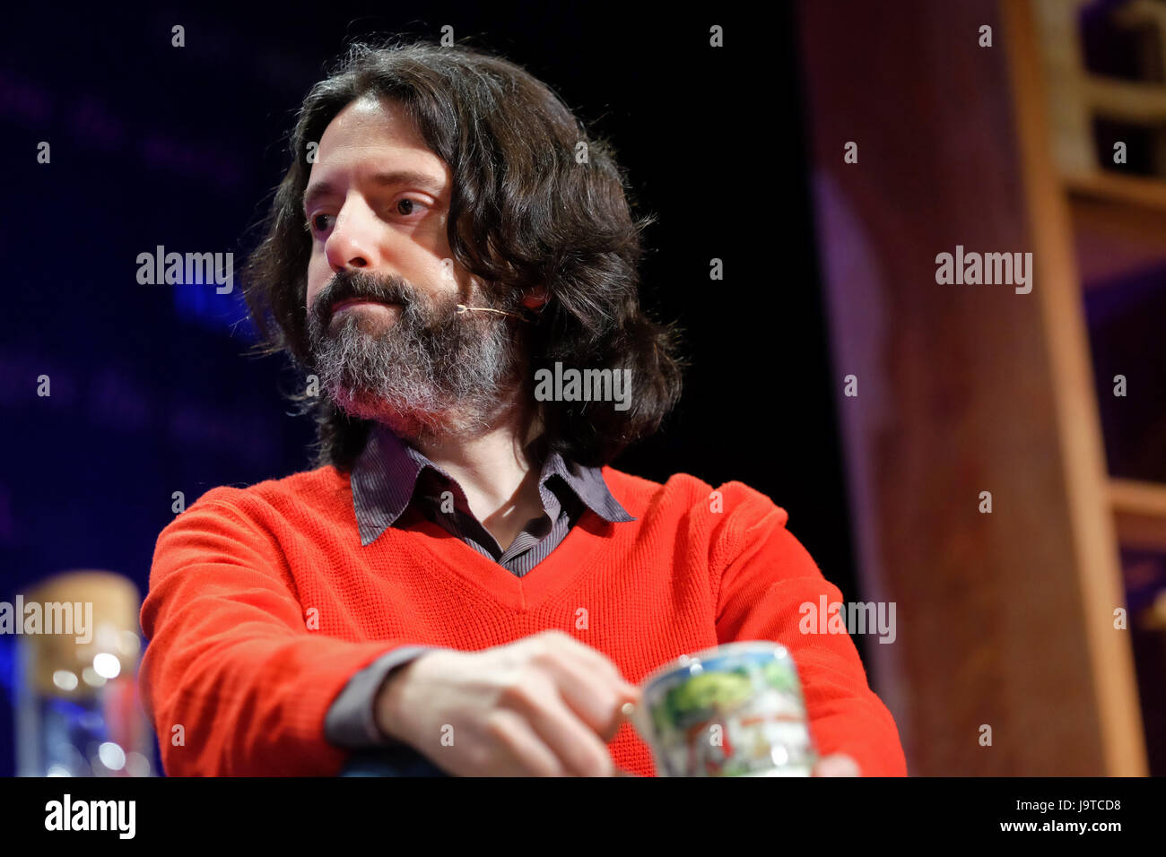 Hay Festival 2017 - Hay on Wye, Wales, UK - Giugno 2017 - il romanziere argentino Andres Neuman sul palco al Festival di Hay che discute di scrittori latinoamericani - Steven May / Alamy Live News Foto Stock