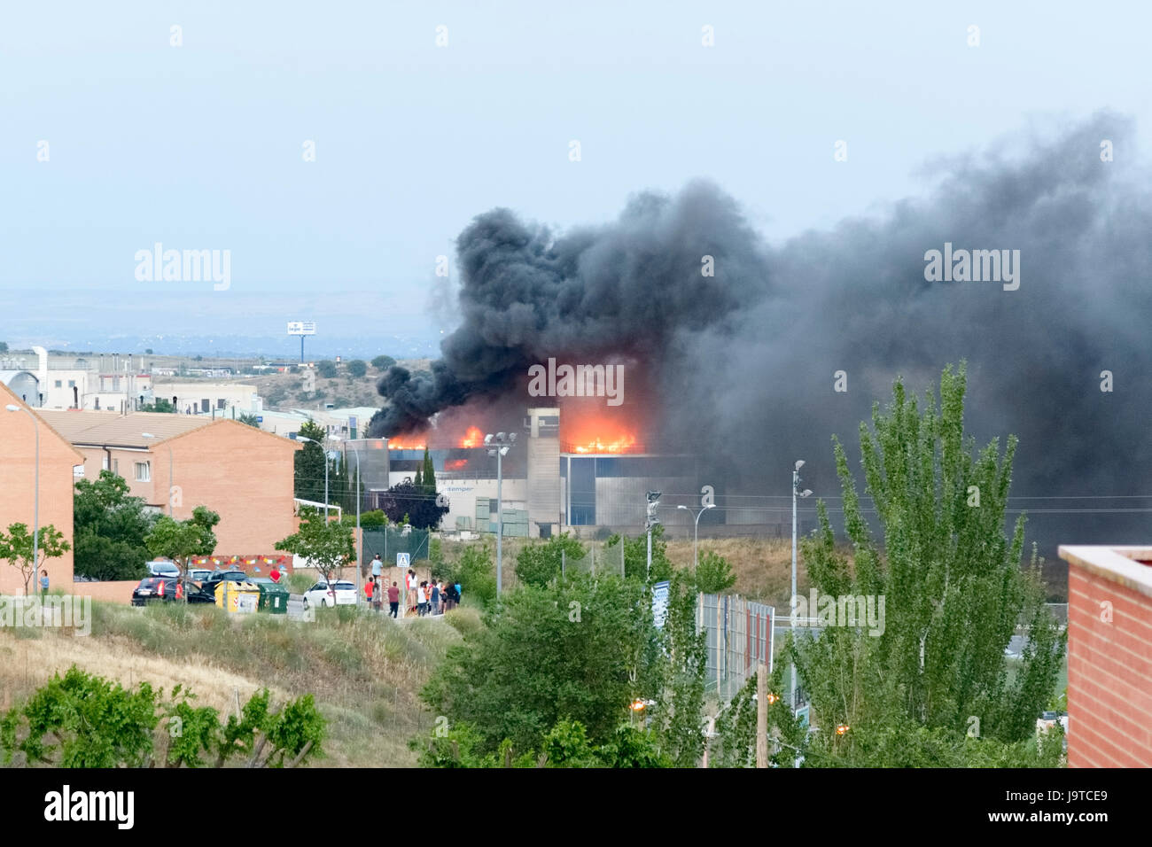 Madrid, Spagna. 2 Giugno, 2017. Fuoco su capannone industriale in Colmenar Viejo (Madrid, Spagna) Credito: Carlos Dominique/Alamy Live News Foto Stock