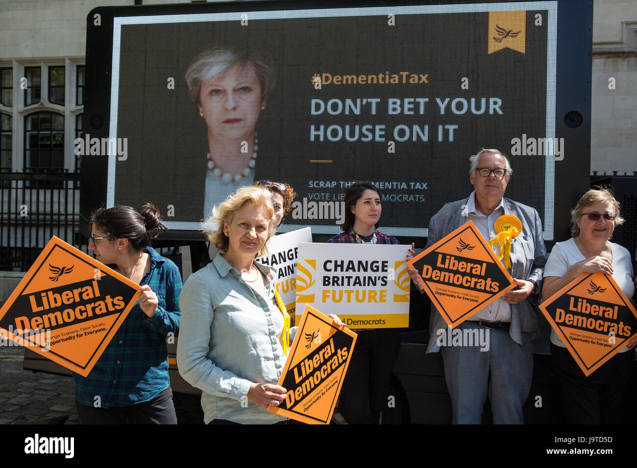 Londra, Regno Unito. Il 3 giugno, 2017. Sir Simon Hughes, il gruppo del Partito europeo dei liberali democratici candidato ed ex membro del Parlamento di Southwark e vecchi Bermondsey, svela un nuovo, hard-colpire la demenza poster fiscali dotate di un'immagine di primo ministro Theresa Maggio accompagnata dalle parole "non scommettere la tua casa su di lei". Credito: Mark Kerrison/Alamy Live News Foto Stock