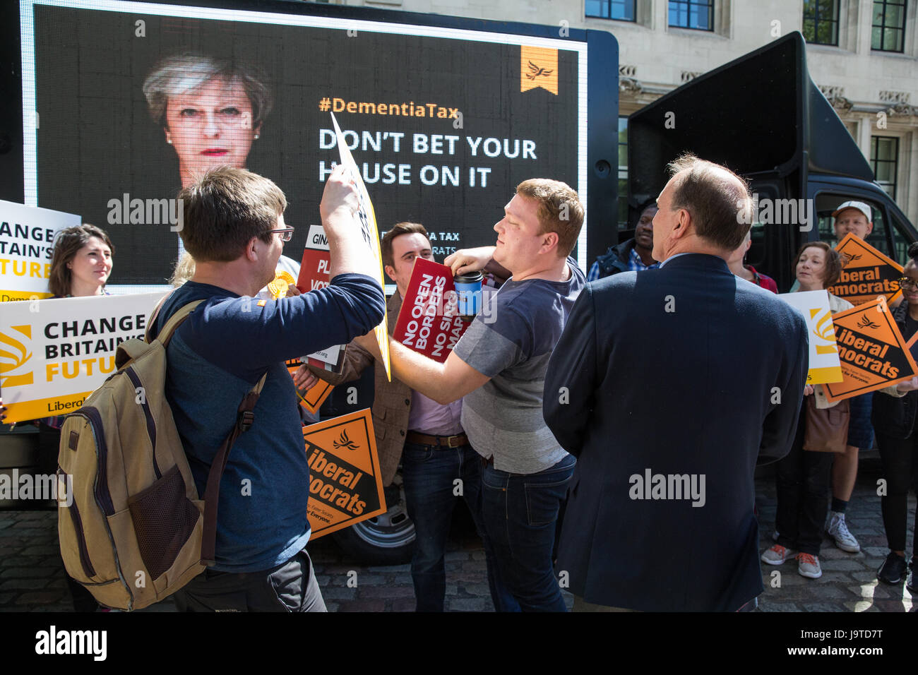 Londra, Regno Unito. Il 3 giugno, 2017. Gli attivisti Pro-Brexit rosso che portano cartelloni perturbare lo scoprimento di Sir Simon Hughes, il gruppo del Partito europeo dei liberali democratici candidato ed ex membro del Parlamento di Southwark e vecchi Bermondsey, di una demenza poster fiscali dotate di un'immagine di primo ministro Theresa Maggio accompagnata dalle parole "non scommettere la tua casa su di lei". Credito: Mark Kerrison/Alamy Live News Foto Stock