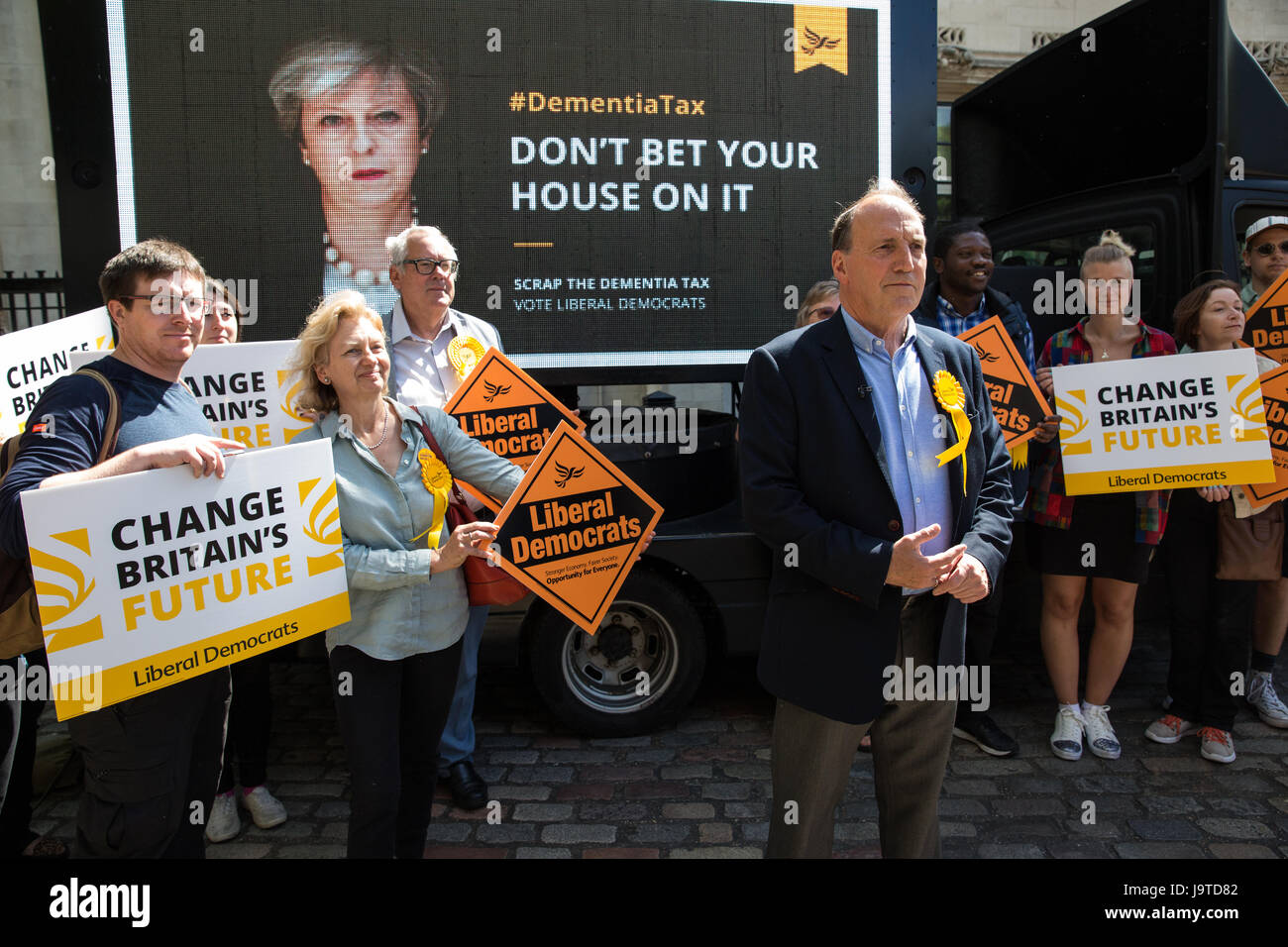 Londra, Regno Unito. Il 3 giugno, 2017. Sir Simon Hughes, il gruppo del Partito europeo dei liberali democratici candidato ed ex membro del Parlamento di Southwark e vecchi Bermondsey, svela un nuovo, hard-colpire la demenza poster fiscali dotate di un'immagine di primo ministro Theresa Maggio accompagnata dalle parole "non scommettere la tua casa su di lei". Credito: Mark Kerrison/Alamy Live News Foto Stock