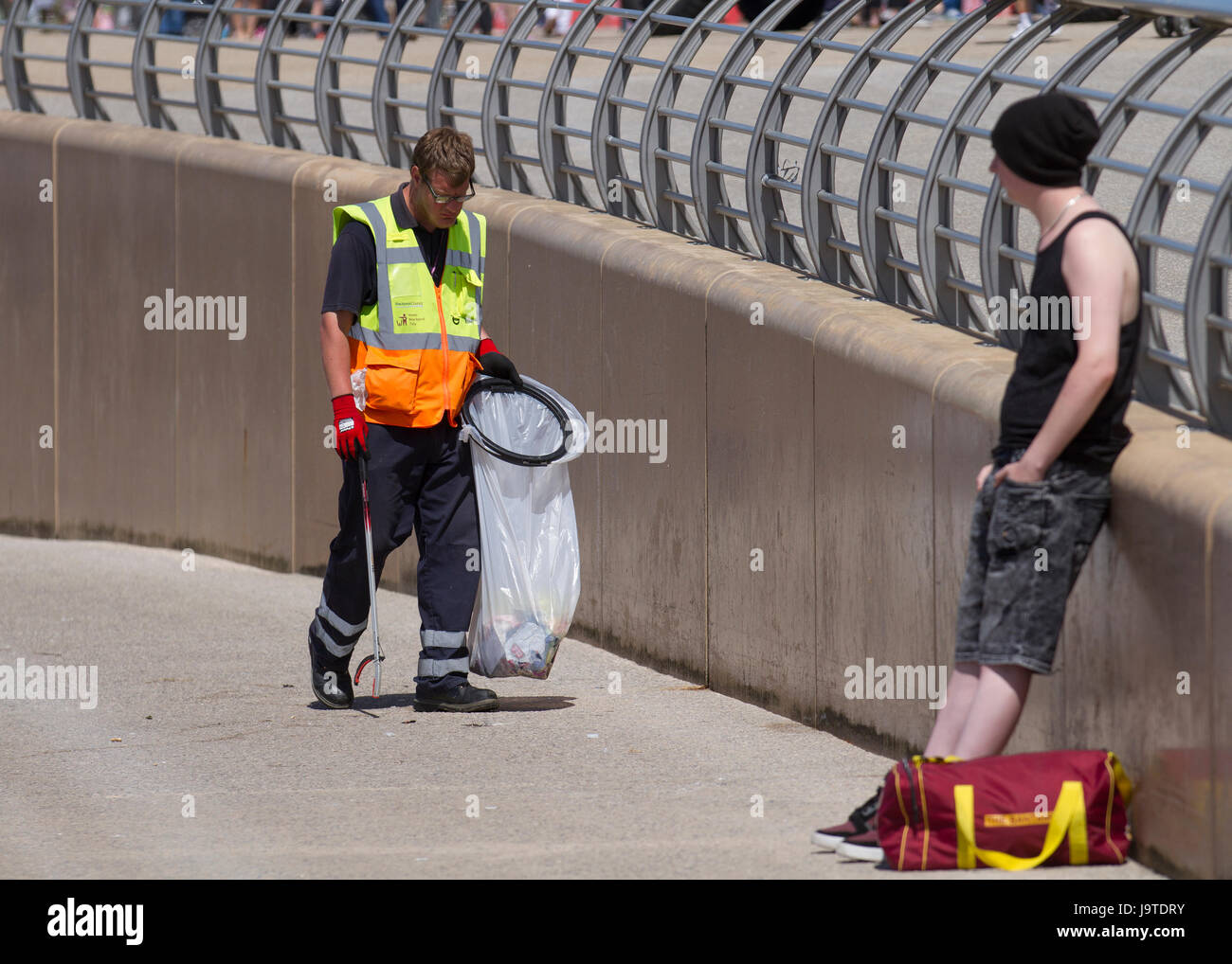 Blackpool, costa di Fylde, Lancashire, Regno Unito Meteo. Il 3 giugno, 2017. I vacanzieri la testa per la spiaggia del resort nel caldo sole di giugno. La stagione delle vacanze sembra aver iniziato in questo famoso a nord-ovest della stazione balneare. Con una gamma di attrazioni tra cui il promontorio della torre e due piloni è un famoso centro turistico estivo. Credito; MediaWorldImages/AlamyLiveNews Foto Stock