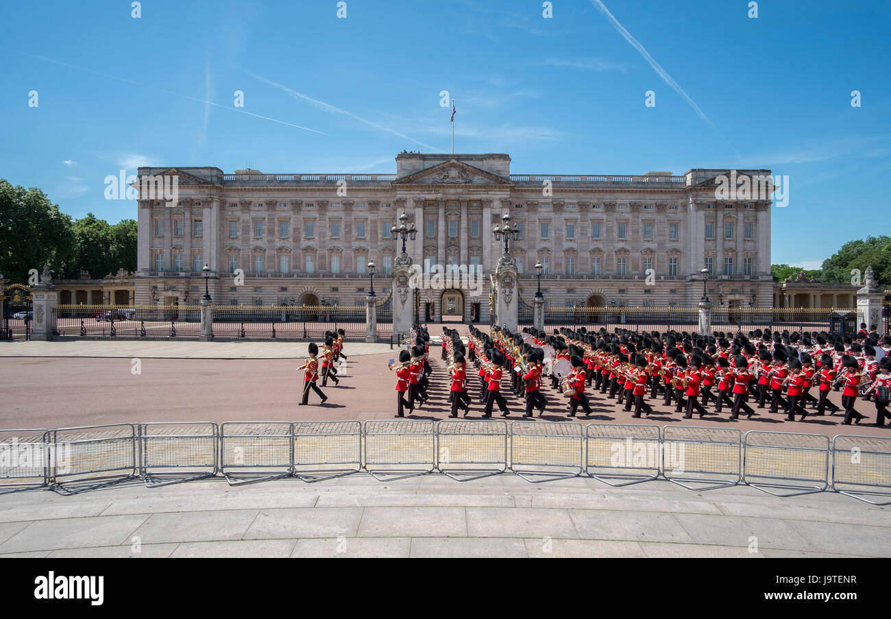 Il centro commerciale di Londra, Regno Unito. Il 3 giugno, 2017. La penultima prova per la regina il compleanno Parade, il maggiore generale della revisione avviene nel sole caldo e il cielo limpido. Il primo battaglione irlandese Guardie marzo passato Buckingham Palace alla fine della cerimonia sotto i caldi cieli blu. Credito: Malcolm Park editoriale/Alamy Live News. Foto Stock