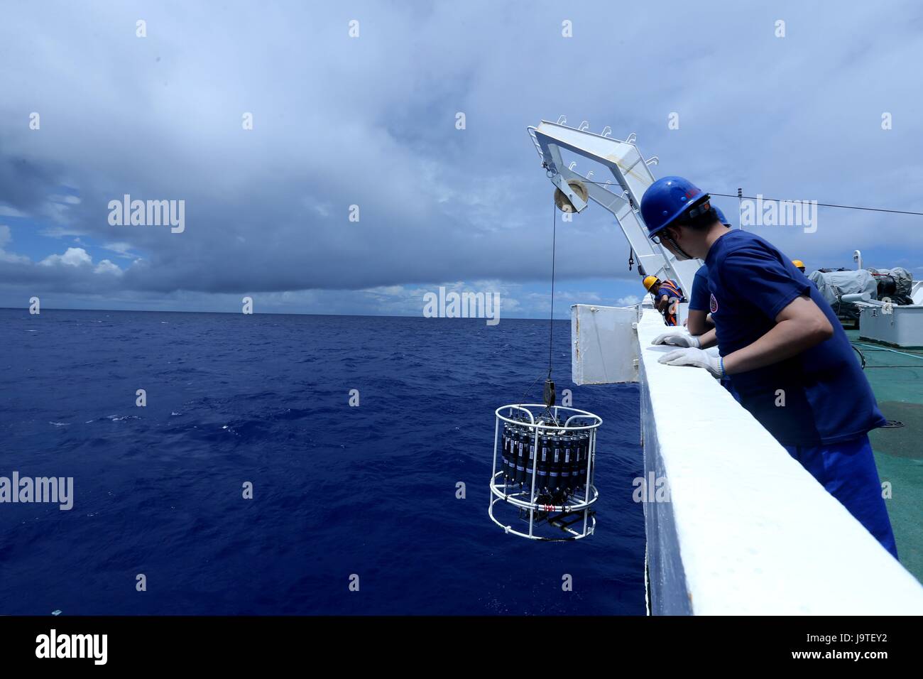 (170603) -- A BORDO DELLA NAVE XIANGYANGHONG 09, 3 giugno 2017 (Xinhua) -- Ricerca scientifica ai membri del team di test di acqua oceanica con un dispositivo CTD a bordo di Xiangyanghong 09, la nave madre della Cina il sommergibile presidiato 'Jiaolong", 3 giugno 2017. Jiaolong intende condurre cinque immersioni in trincea di Yap a partire del 4 giugno. (Xinhua/Liu di spedizione) (wyl) Foto Stock