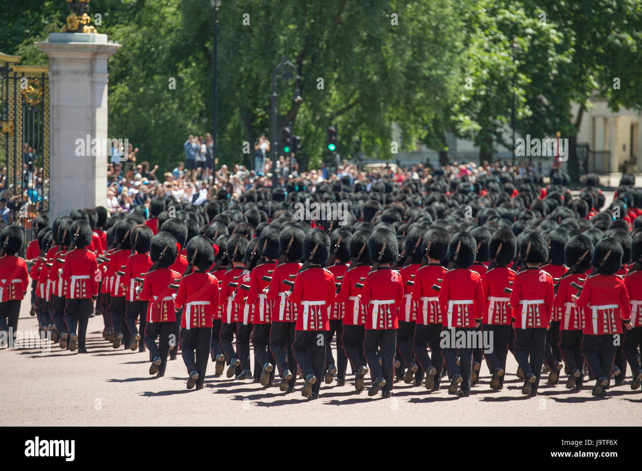 Il centro commerciale di Londra, Regno Unito. Il 3 giugno, 2017. La penultima prova per la regina il compleanno Parade, il maggiore generale della revisione avviene nel sole caldo e il cielo limpido. Guardie del primo battaglione irlandese Guardie marzo a Wellington caserma alla fine della cerimonia. Credito: Malcolm Park editoriale/Alamy Live News. Foto Stock