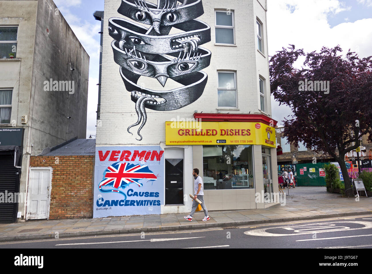 Per 'VERMIN provoca Cancervatives' nuovo murale politico da artista di strada evasore Artful su una parete in Herne Hill, SE London. Al di sopra di esso di un fantastico murale ispirato da M. C. Escher da londinese muralista e artista di strada, flemma. Foto Stock