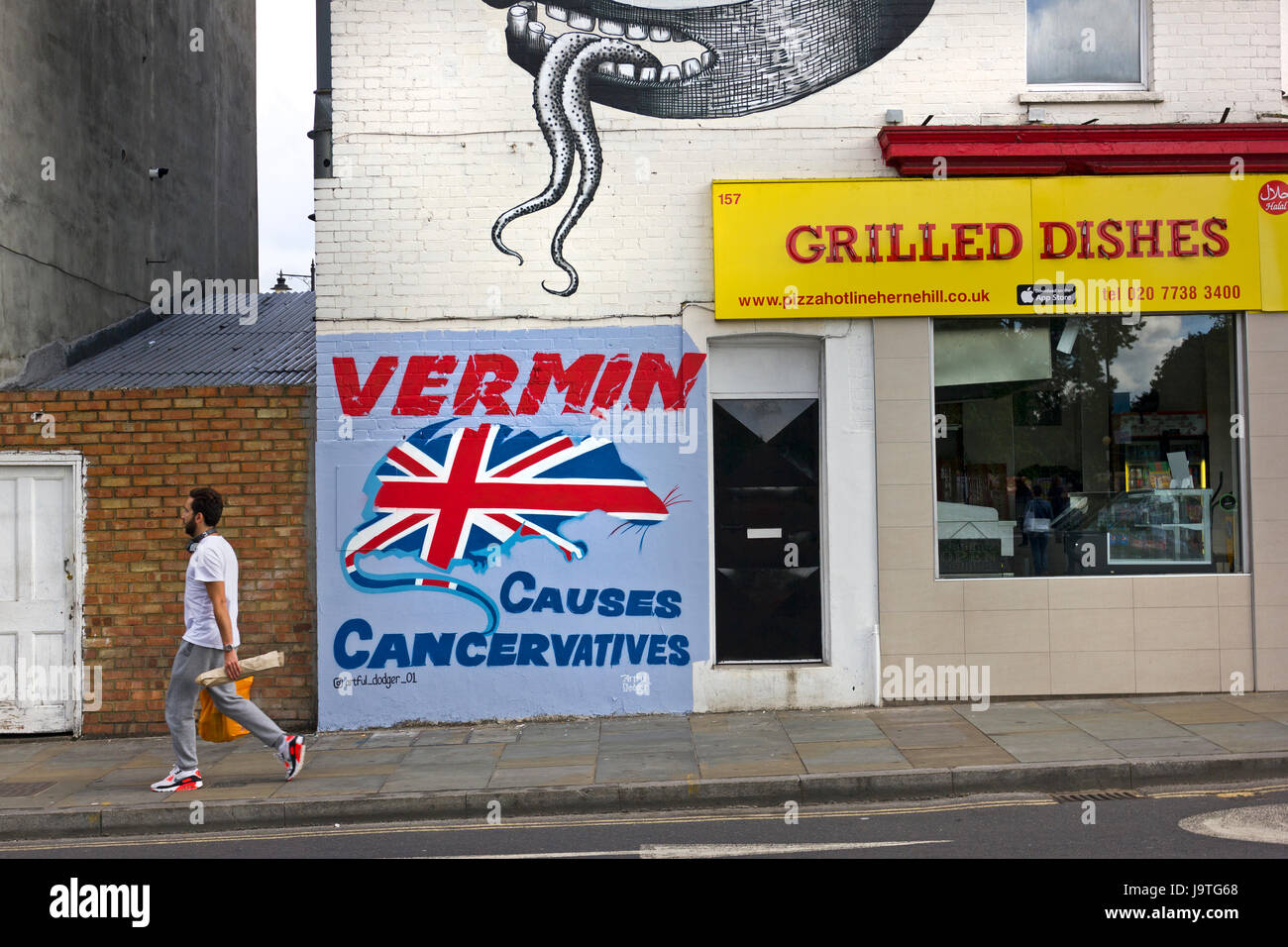 Per 'VERMIN provoca Cancervatives' nuovo murale politico da artista di strada evasore Artful su una parete in Herne Hill, SE London. Al di sopra di esso di un fantastico murale ispirato da M. C. Escher da londinese muralista e artista di strada, flemma. Foto Stock