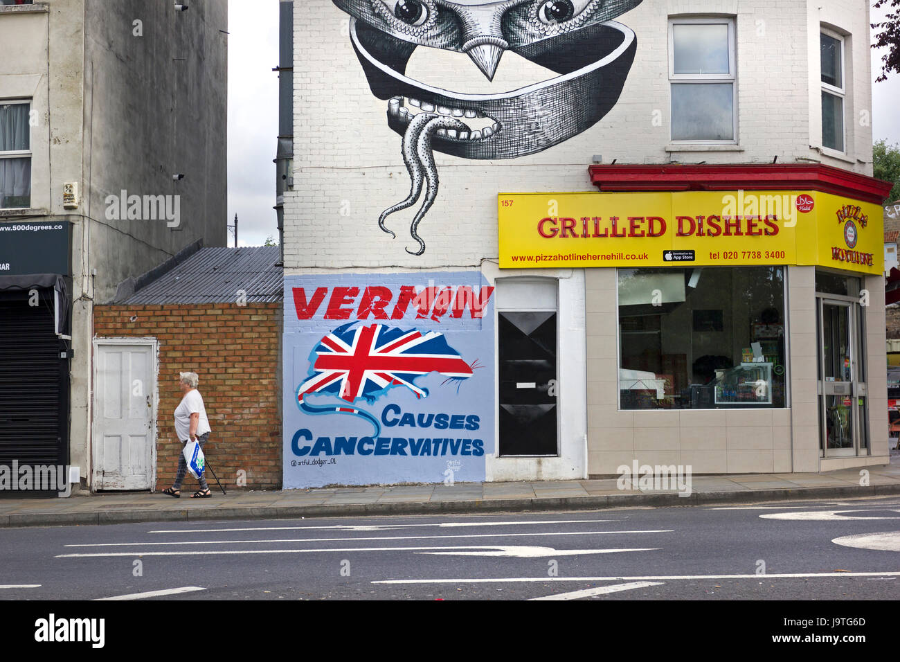 Per 'VERMIN provoca Cancervatives' nuovo murale politico da artista di strada evasore Artful su una parete in Herne Hill, SE London. Al di sopra di esso di un fantastico murale ispirato da M. C. Escher da londinese muralista e artista di strada, flemma. Foto Stock