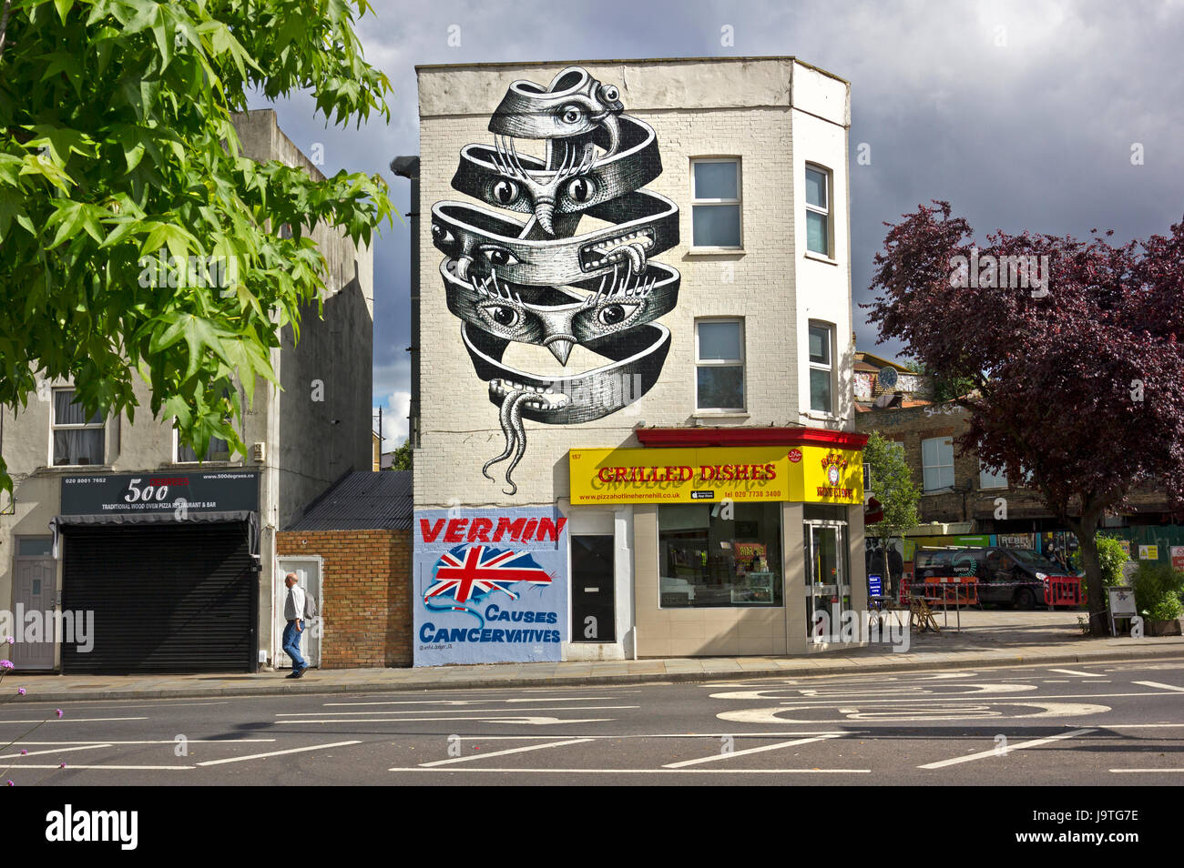 Per 'VERMIN provoca Cancervatives' nuovo murale politico da artista di strada evasore Artful su una parete in Herne Hill, SE London. Al di sopra di esso di un fantastico murale ispirato da M. C. Escher da londinese muralista e artista di strada, flemma. Foto Stock