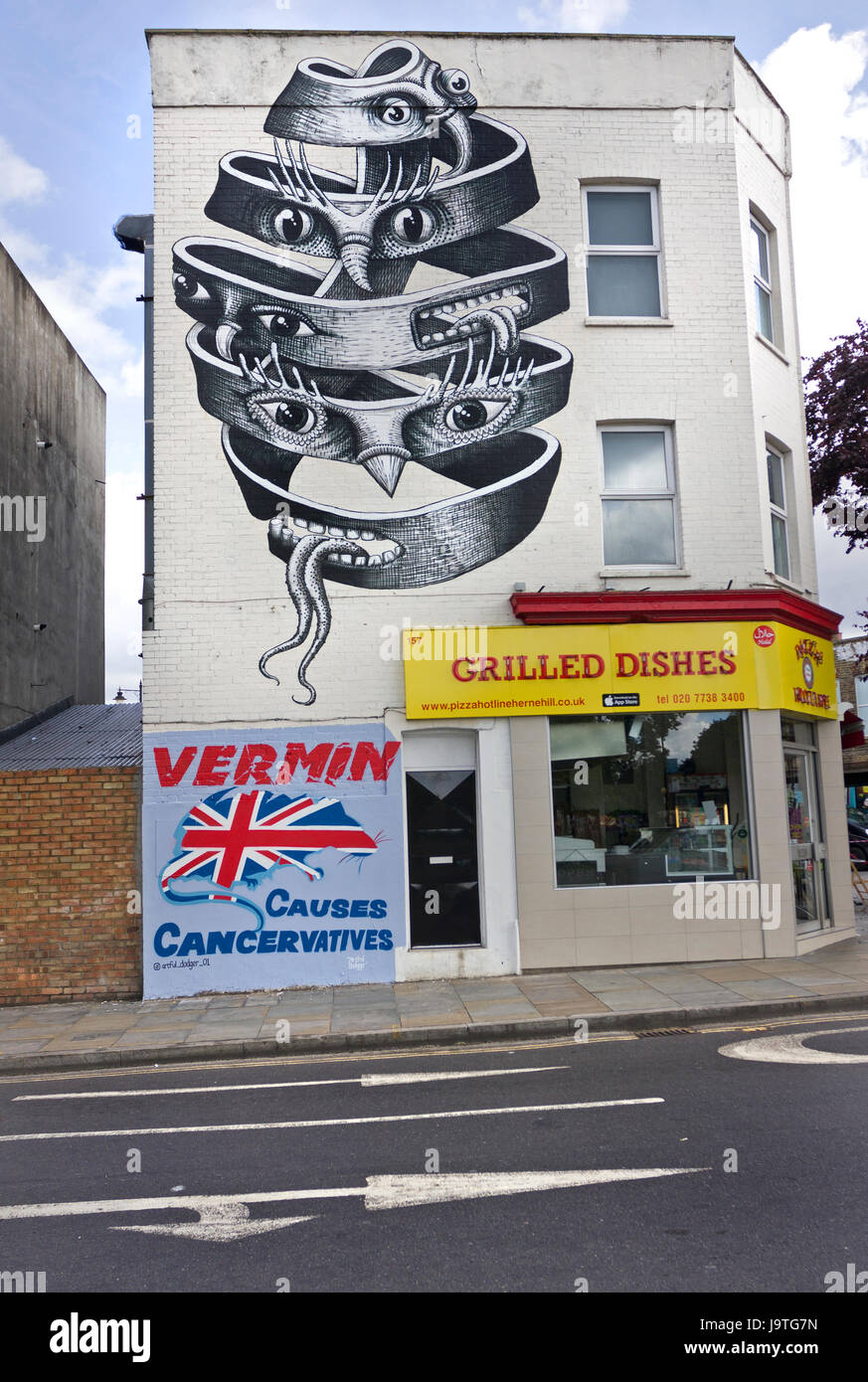 Per 'VERMIN provoca Cancervatives' nuovo murale politico da artista di strada evasore Artful su una parete in Herne Hill, SE London. Al di sopra di esso di un fantastico murale ispirato da M. C. Escher da londinese muralista e artista di strada, flemma. Foto Stock