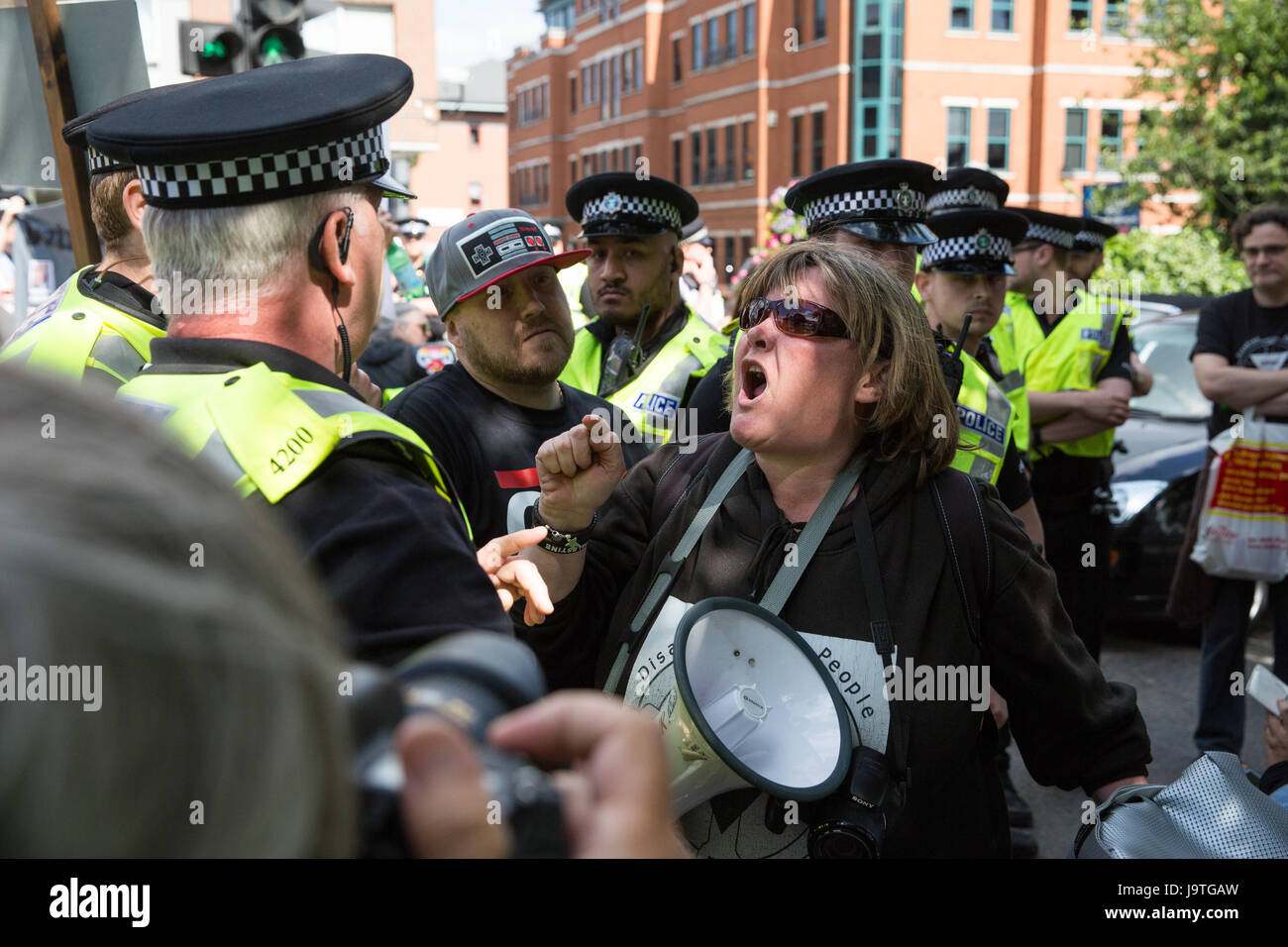 Maidenhead, Regno Unito. Il 3 giugno, 2017. Gli attivisti da DPAC (Disabili contro i tagli) protesta contro il governo taglia di invalidità bloccando la principale arteria stradale in primo ministro Theresa Maggio's Maidenhead circoscrizione. Credito: Mark Kerrison/Alamy Live News Foto Stock