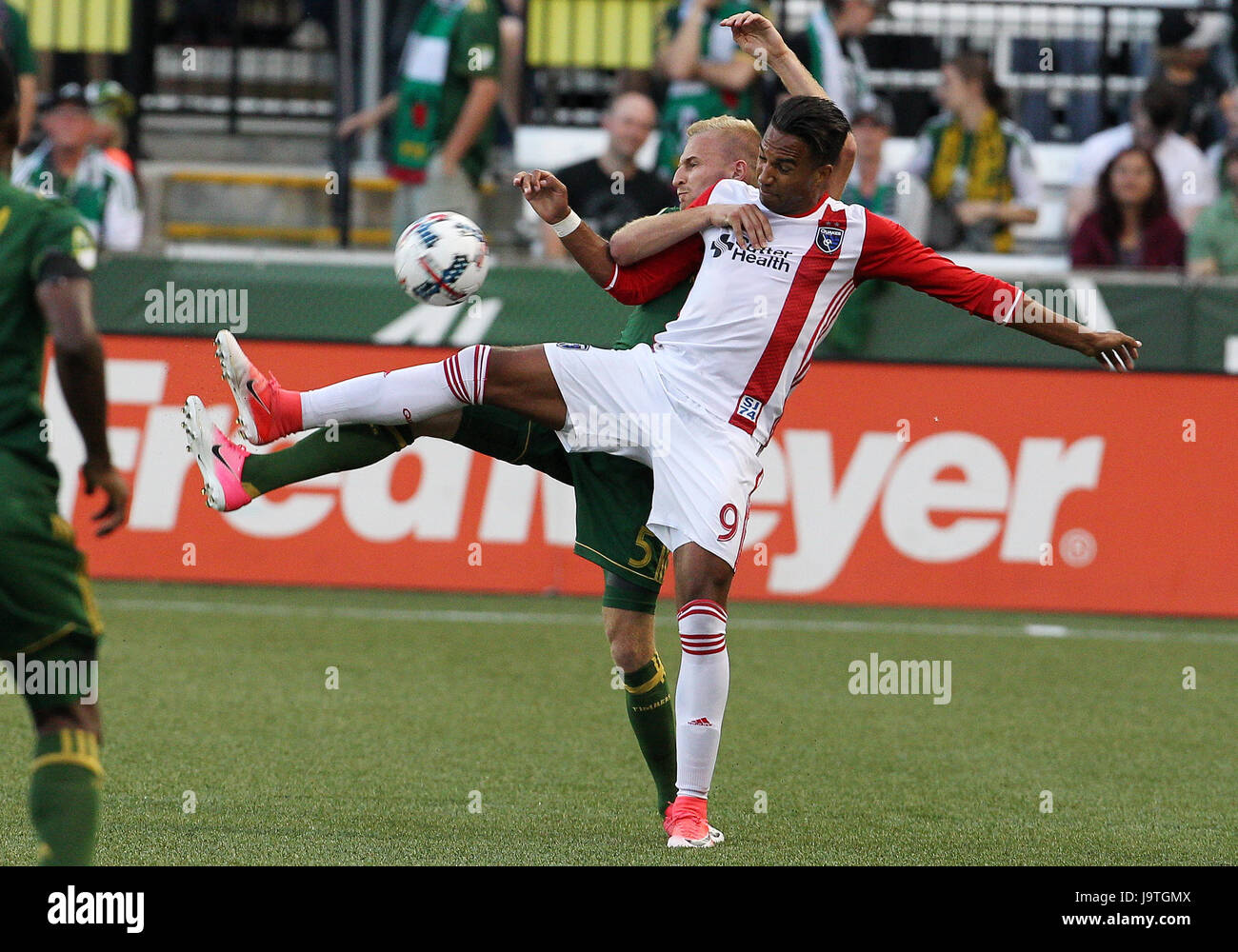Giugno 02, 2017. San Jose terremoti in avanti Danny Hoesen (9) e blocchi di legno Portland defender Vytautas Andriuskevicius (5) Cravatta le cose per il possesso della palla durante il match di MLS tra la visita di San Jose di terremoti e i legnami da Portland a Providence Park, Portland, O. Larry C. Lawson/CSM Foto Stock