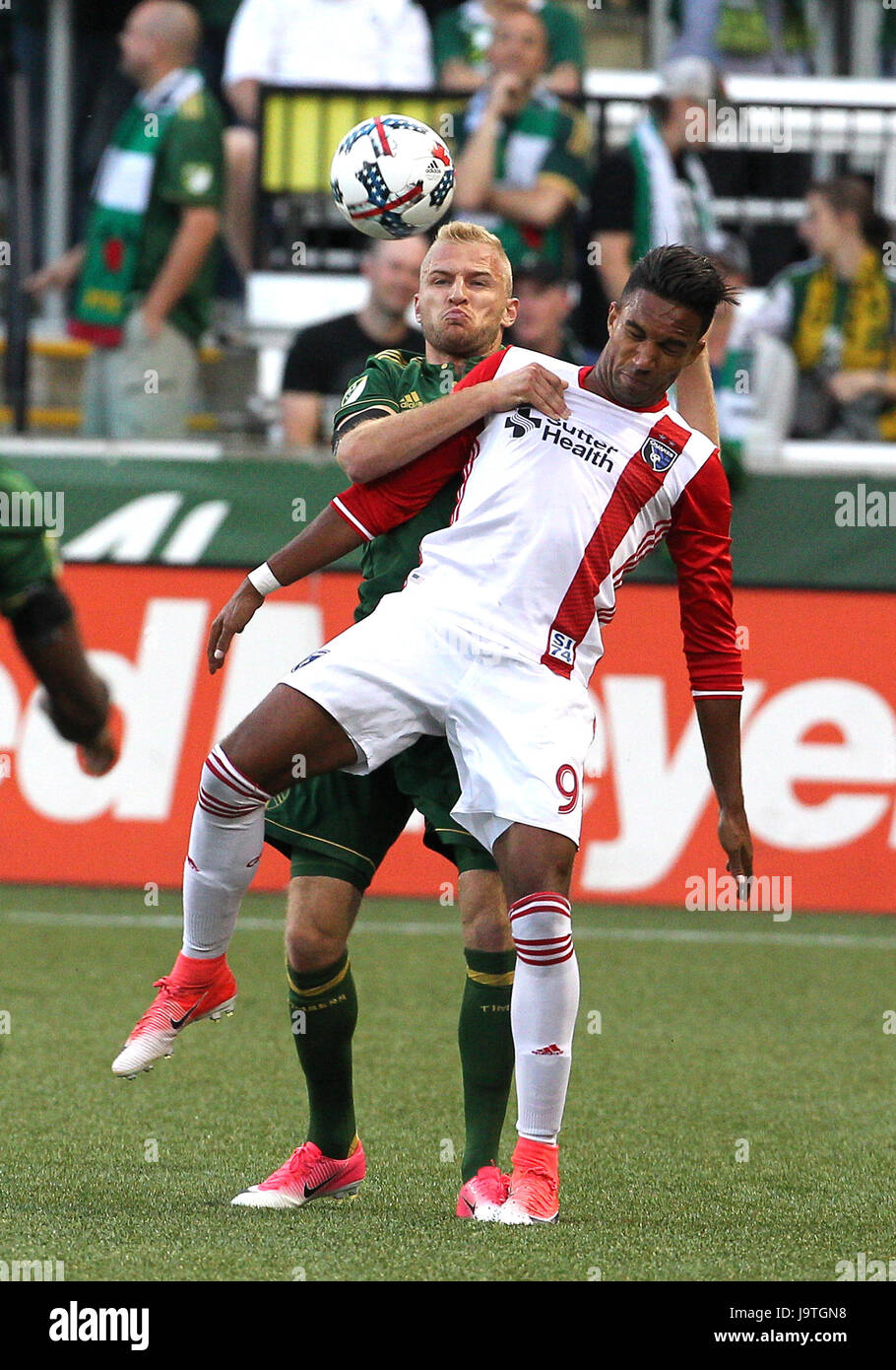 Giugno 02, 2017. San Jose terremoti in avanti Danny Hoesen (9) e blocchi di legno Portland defender Vytautas Andriuskevicius (5) Cravatta le cose per il possesso della palla durante il match di MLS tra la visita di San Jose di terremoti e i legnami da Portland a Providence Park, Portland, O. Larry C. Lawson/CSM Foto Stock