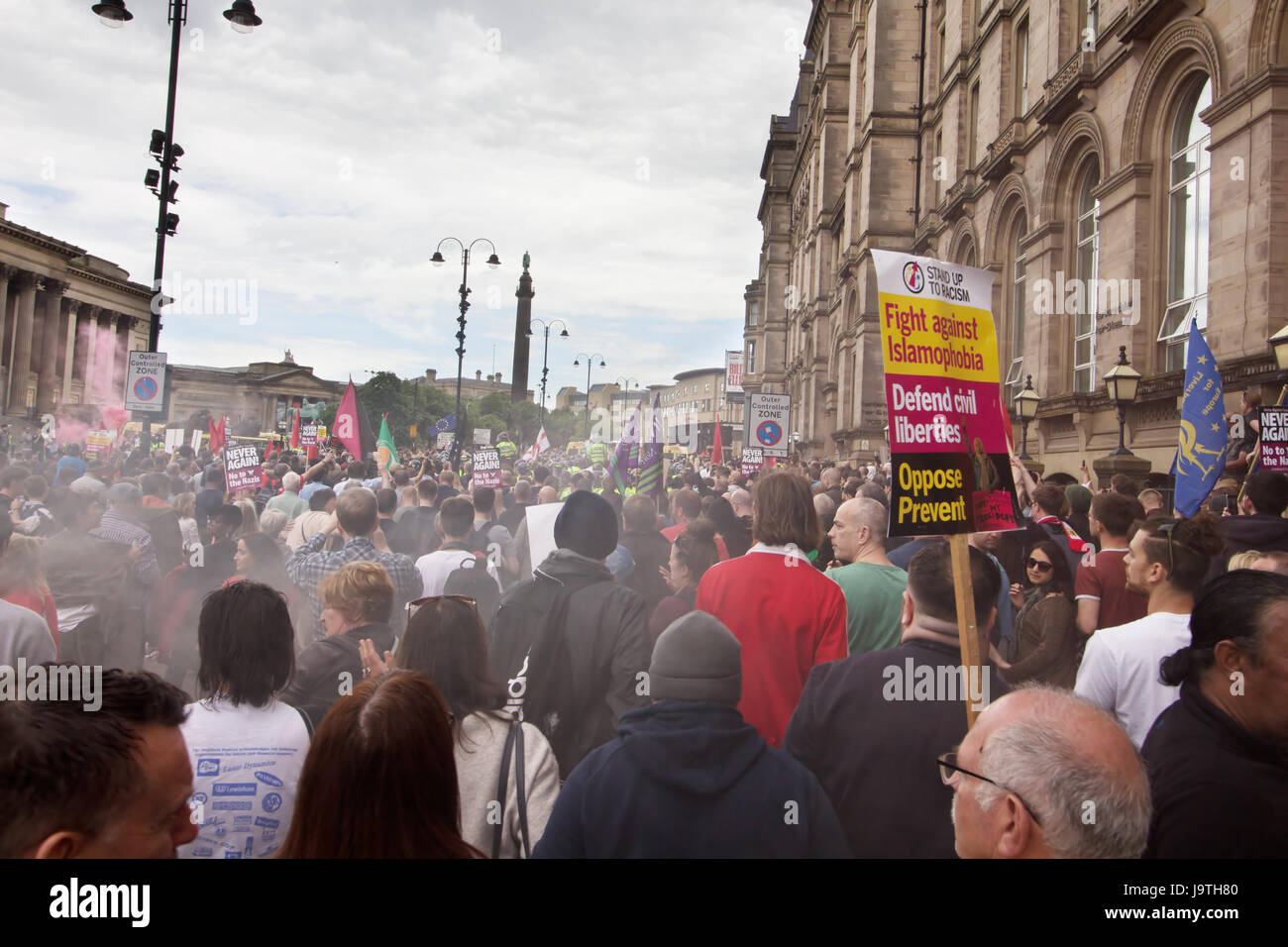 Liverpool Regno Unito, 3 giugno 2017. L'EDL sostenitori e anti- sostenitori fascista si scontrano in Liverpool Merseyside Regno Unito. Credito: Ken Biggs/Alamy Live News. Foto Stock