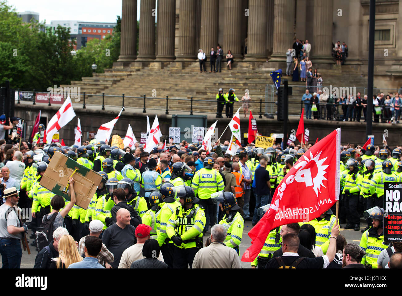 Liverpool Regno Unito, 3 giugno 2017. L'EDL sostenitori e anti- sostenitori fascista si scontrano in Liverpool Merseyside Regno Unito. Credito: Ken Biggs/Alamy Live News. Foto Stock