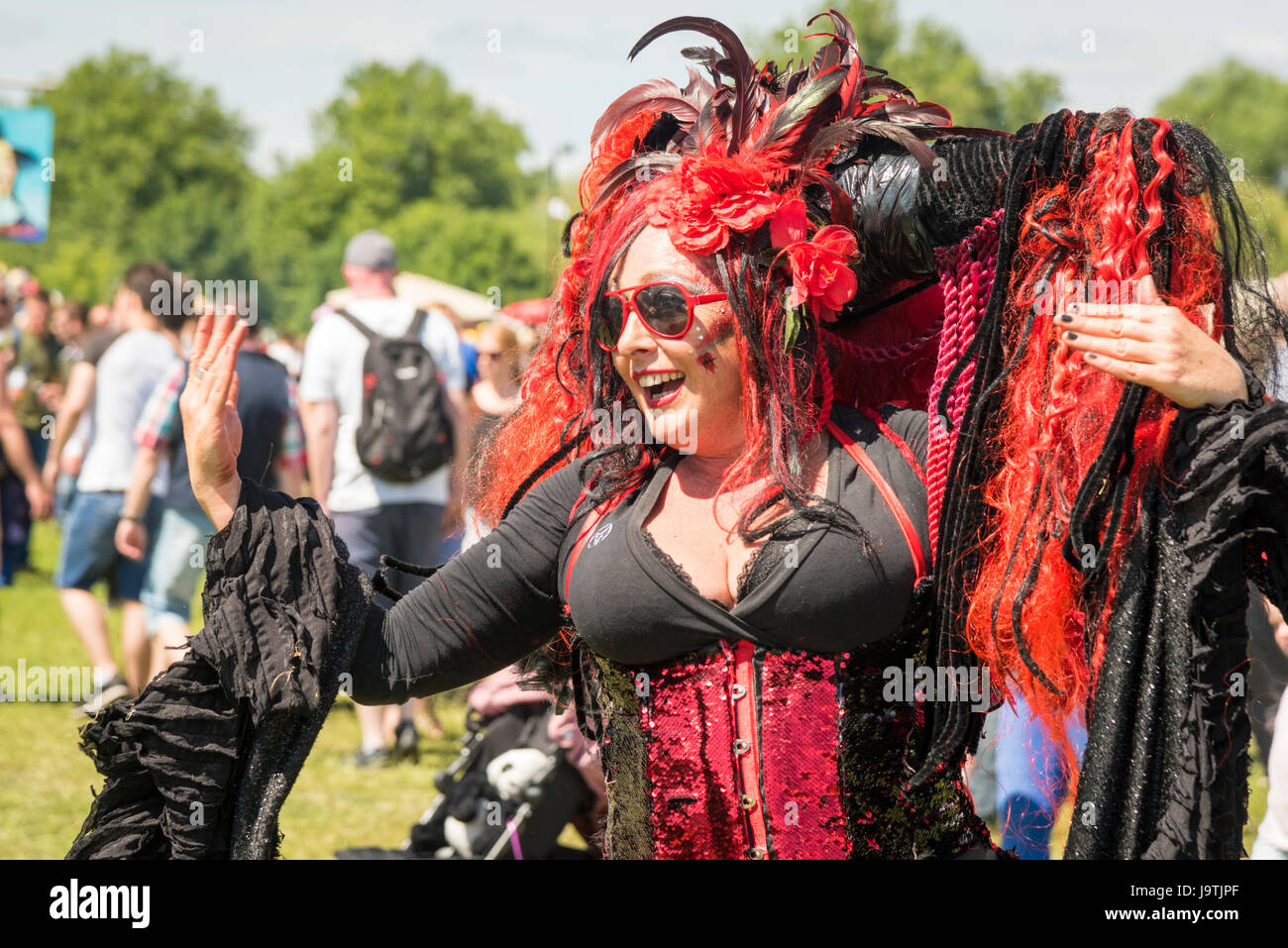 Cambridge, Regno Unito. Il 3 giugno, 2017. Festaioli divertirsi al sole nel fragola annuale Fiera che si tiene in piena estate comune. Addebitato come un musical e visual extravanganza per tutta la famiglia è una libera la musica e le arti evento gestito da volontari. Credito: Julian Eales/Alamy Live News Foto Stock