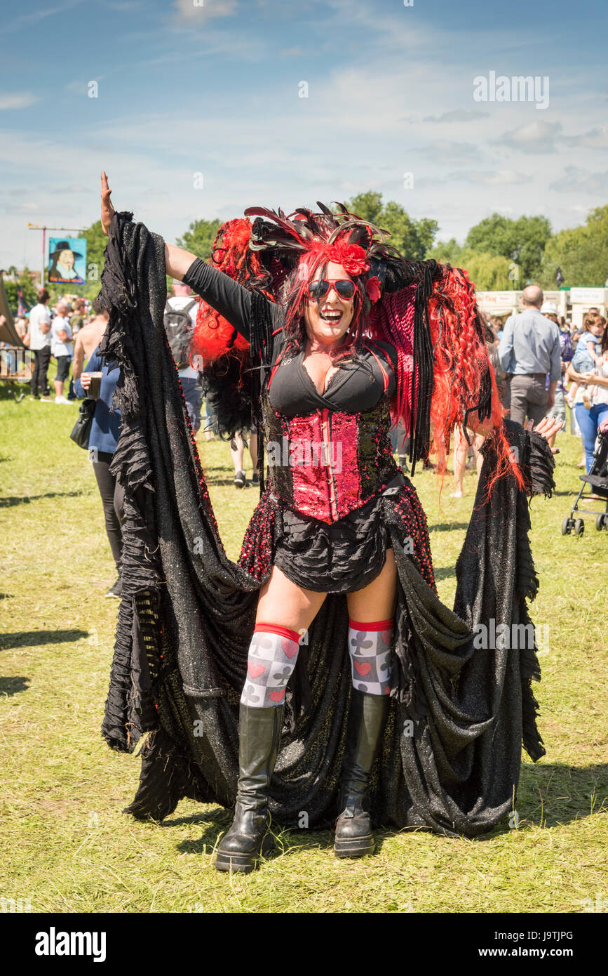 Cambridge, Regno Unito. Il 3 giugno, 2017. Festaioli divertirsi al sole nel fragola annuale Fiera che si tiene in piena estate comune. Addebitato come un musical e visual extravanganza per tutta la famiglia è una libera la musica e le arti evento gestito da volontari. Credito: Julian Eales/Alamy Live News Foto Stock