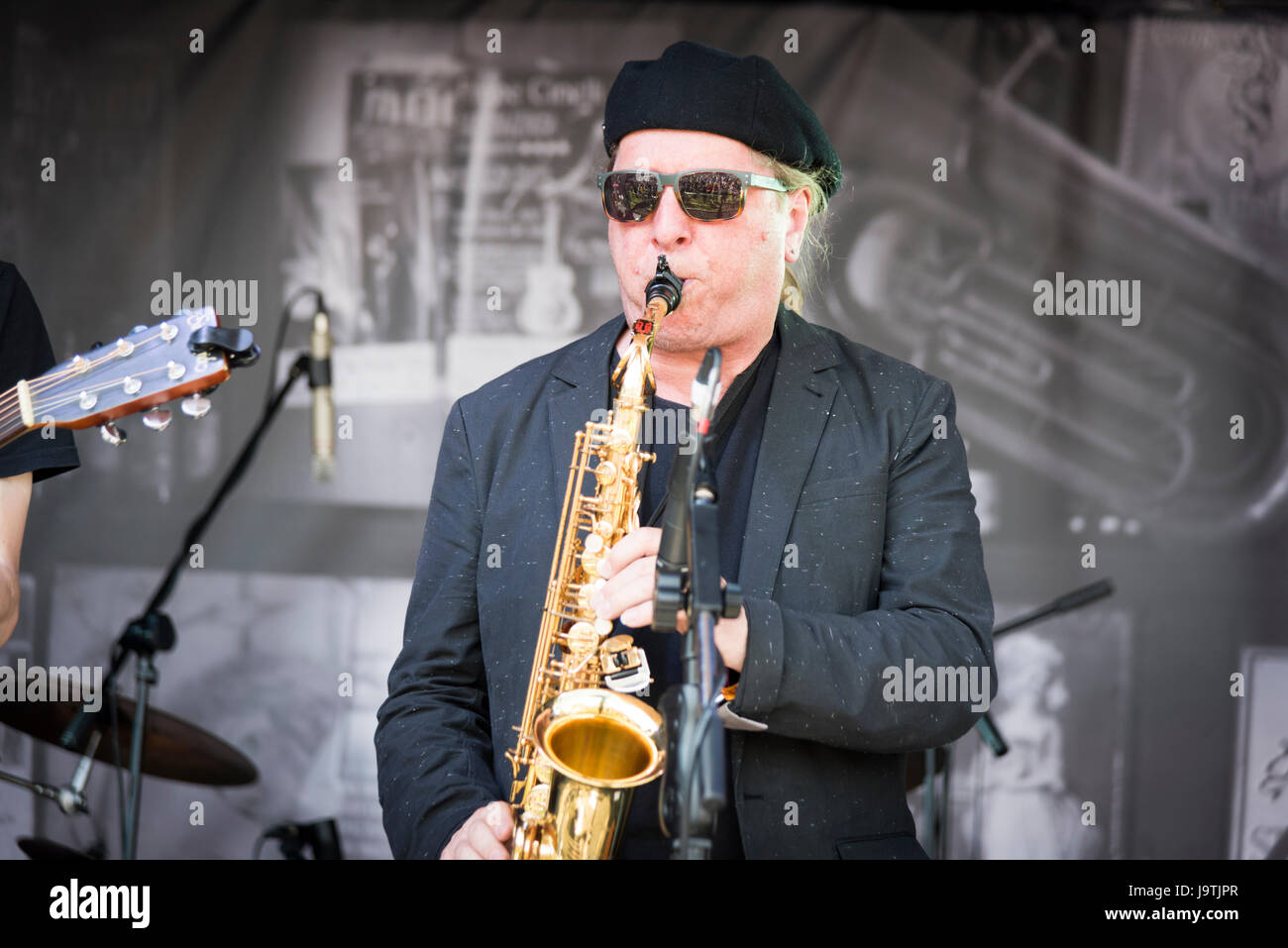 Cambridge, Regno Unito. Il 3 giugno, 2017. Festaioli divertirsi al sole nel fragola annuale Fiera che si tiene in piena estate comune. Addebitato come un musical e visual extravanganza per tutta la famiglia è una libera la musica e le arti evento gestito da volontari. Credito: Julian Eales/Alamy Live News Foto Stock