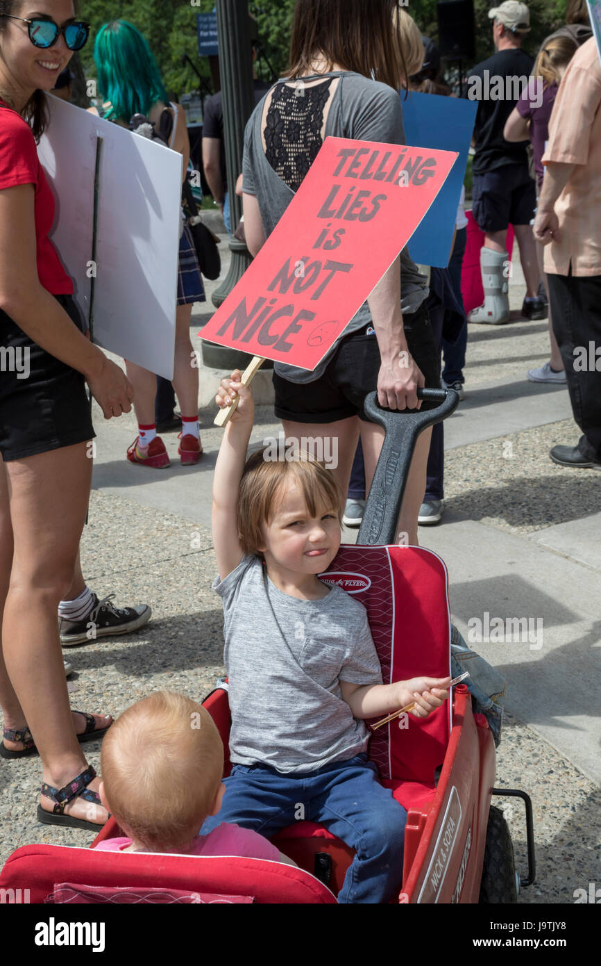 Detroit, Michigan, Stati Uniti d'America. Il 3 giugno, 2017. Diverse centinaia di persone si sono unite a un 'Marco di verità" per chiedere un inchiesta imparziale di Trump dell Amministrazione di legami con la Russia. Credito: Jim West/Alamy Live News Foto Stock