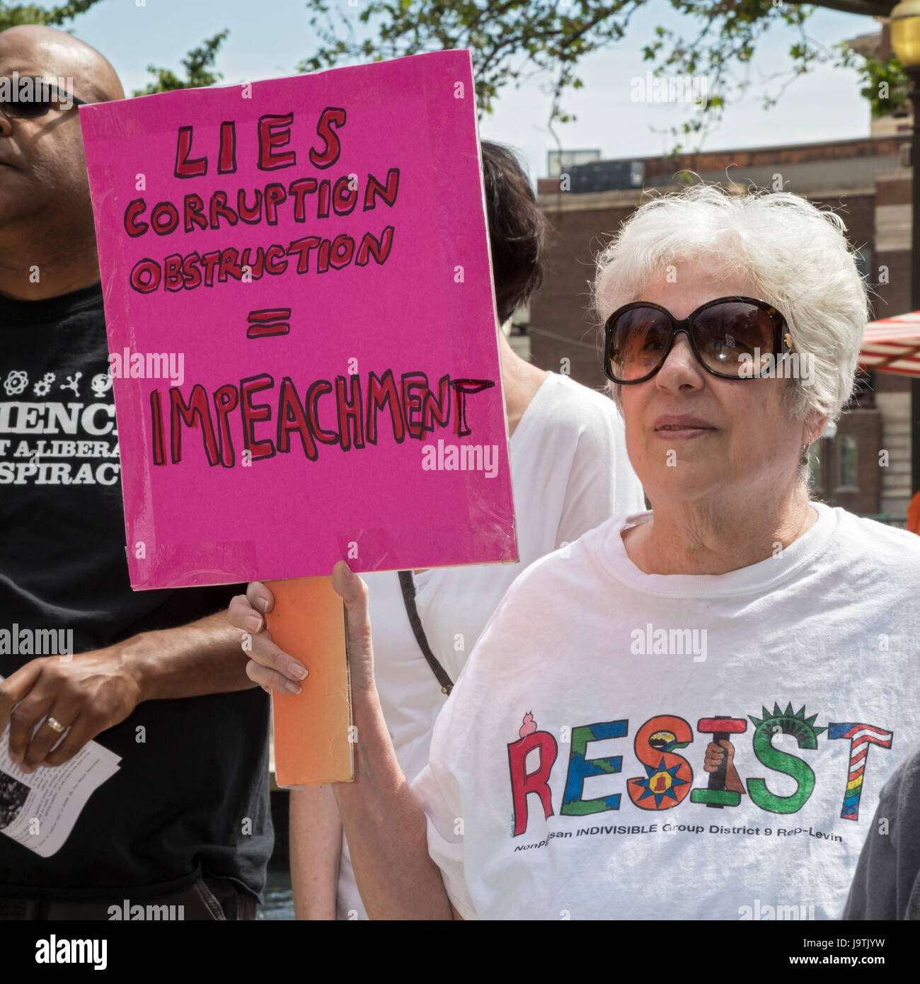 Detroit, Michigan, Stati Uniti d'America. Il 3 giugno, 2017. Diverse centinaia di persone si sono unite a un 'Marco di verità" per chiedere un inchiesta imparziale di Trump dell Amministrazione di legami con la Russia. Credito: Jim West/Alamy Live News Foto Stock