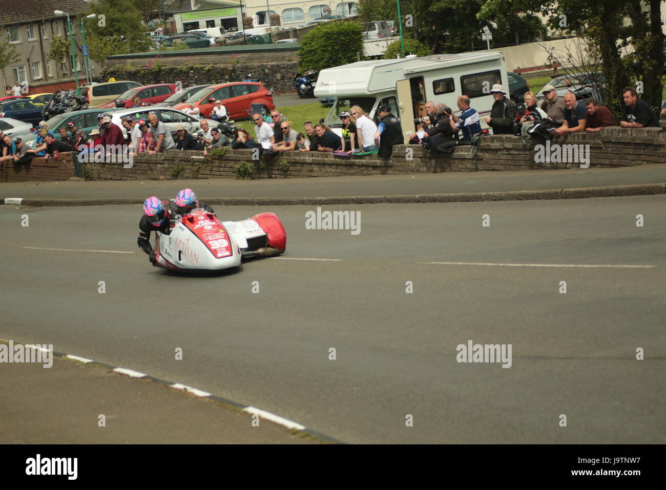 Isola di Man gare TT, Sidecar Qualifiche Gara, sabato 3 giugno 2017. Sidecar sessione di qualifica. Il numero di riferimento 39, corsari Craig Melvin e Stuart Cristiano su una 600cc LCR Suzuki di Onchan, Isola di Man. Credito: arte eclettica e Fotografia/Alamy Live News. Foto Stock