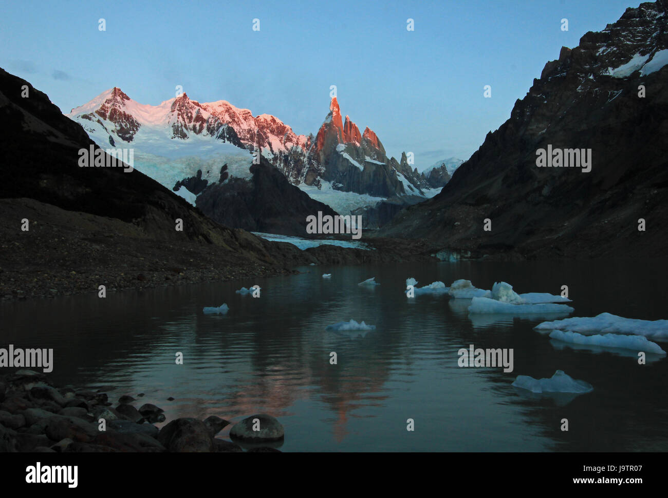 La riflessione di Cerro Torre in Laguna Torre, Patagonia, Argentina Foto Stock La riflessione di Cerro Torre in Laguna Torre, Patagonia, Argentina Foto Stock
