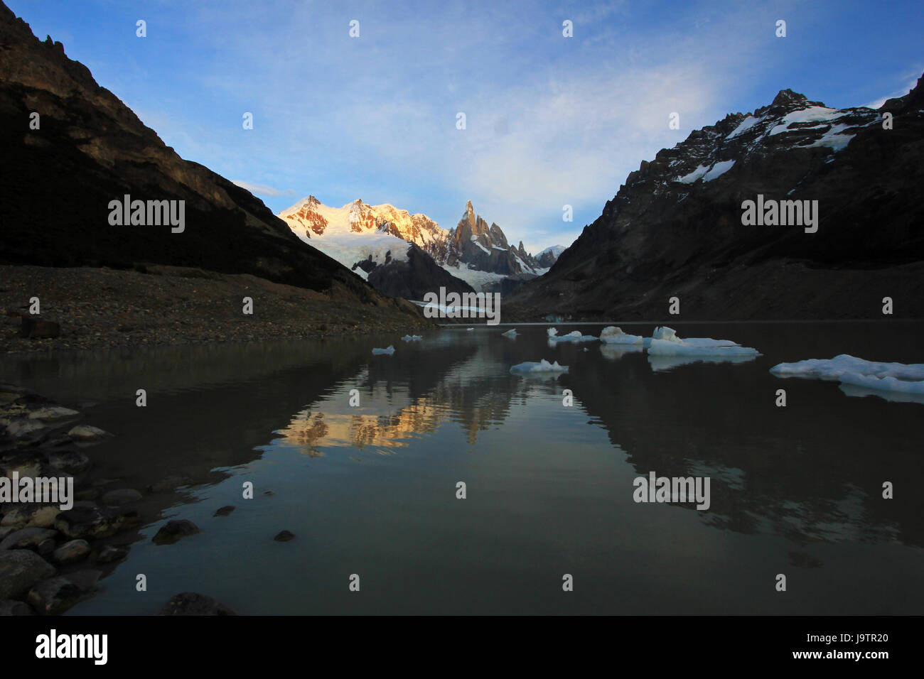 La riflessione di Cerro Torre in Laguna Torre, Patagonia, Argentina Foto Stock La riflessione di Cerro Torre in Laguna Torre, Patagonia, Argentina Foto Stock