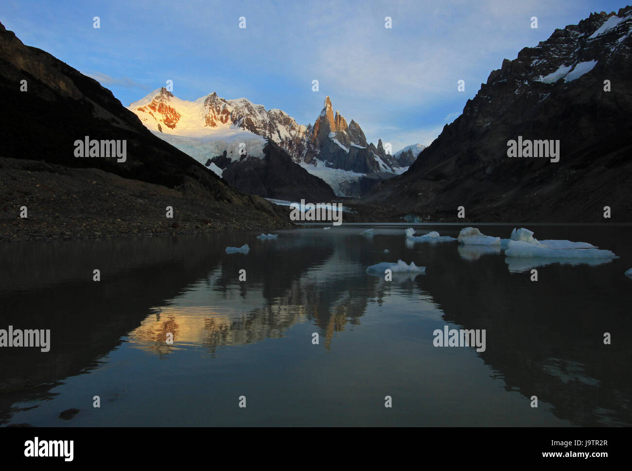 La riflessione di Cerro Torre in Laguna Torre, Patagonia, Argentina Foto Stock La riflessione di Cerro Torre in Laguna Torre, Patagonia, Argentina Foto Stock