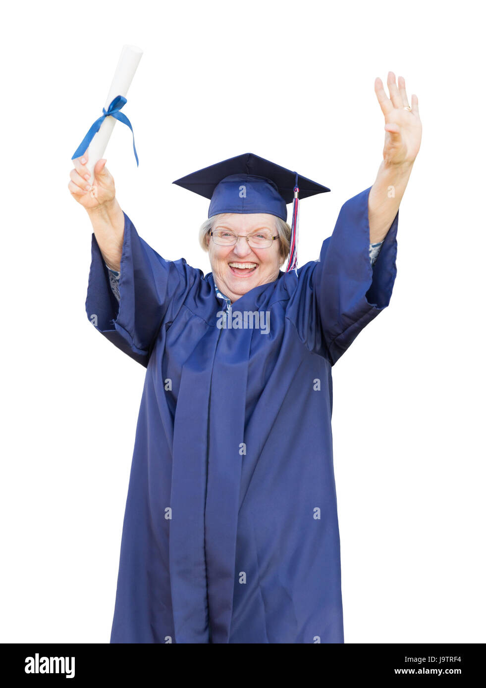 Felice Senior donna adulta laureato nel cappuccio e camice Azienda Diploma isolato su uno sfondo bianco. Foto Stock