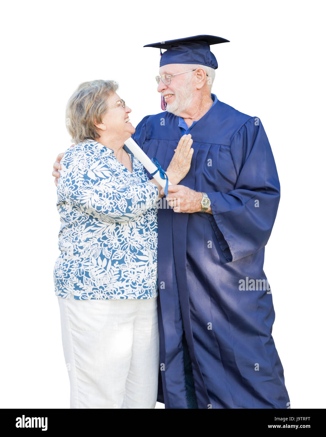 Senior Adulto Uomo laureato nel cappuccio e camice essendo congratulato da moglie isolato su bianco. Foto Stock