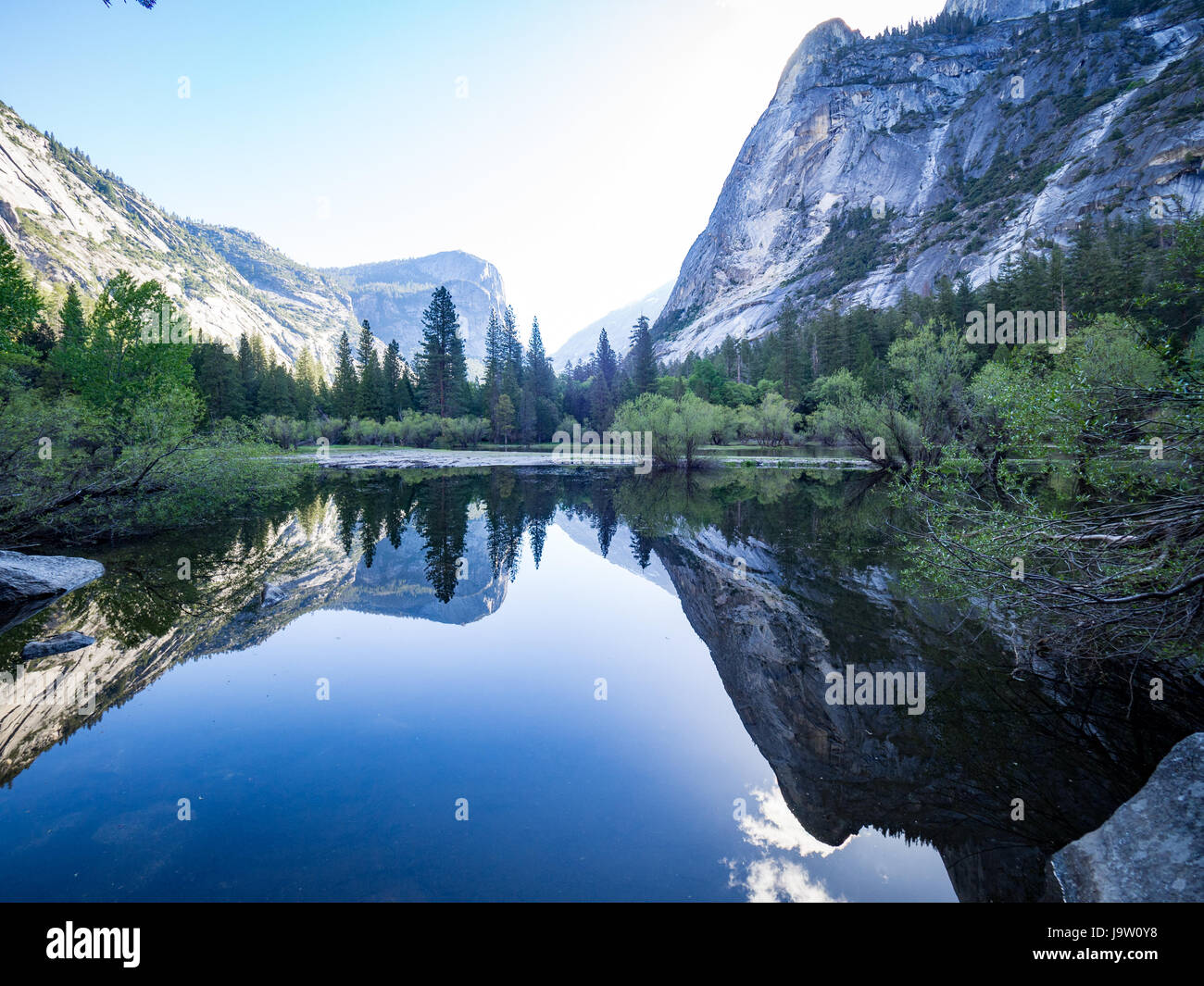 Mirror Lake Trail, Yosemite Valley, il Parco Nazionale Yosemite in California, Stati Uniti d'America. Presa maggio 2017 al giorno di vacanza. Foto Stock