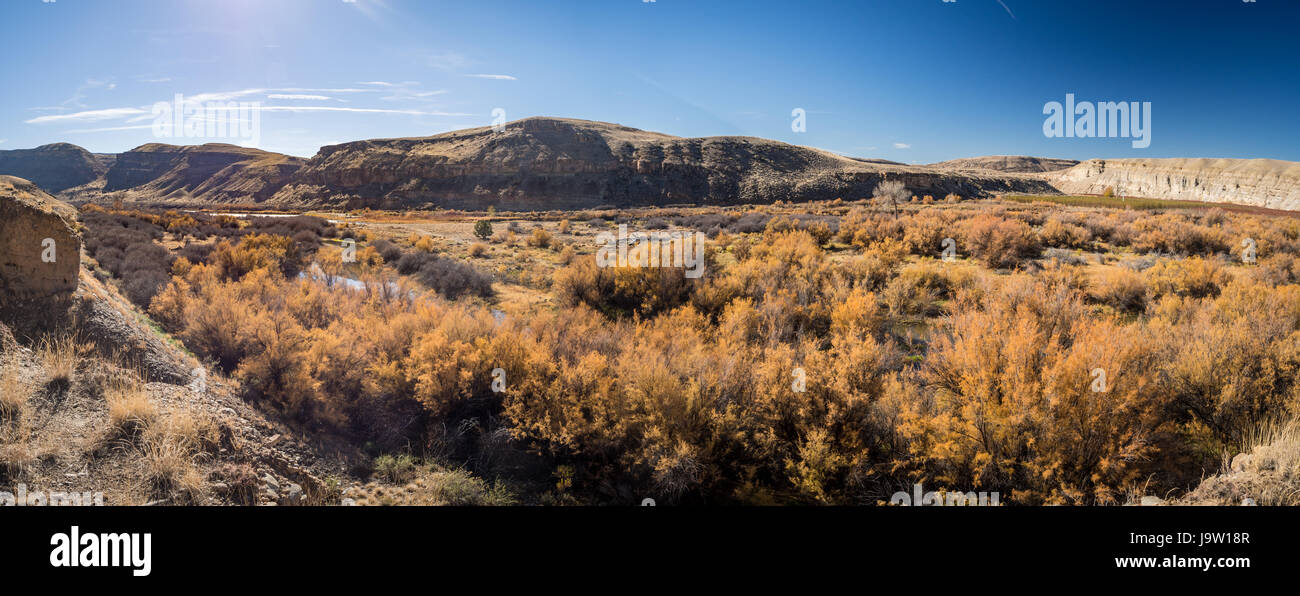 Rurale scena panoramica del Gunnison River Valley nella contea di Delta, Western Colorado, Stati Uniti d'America in un pomeriggio soleggiato in novembre. Foto Stock