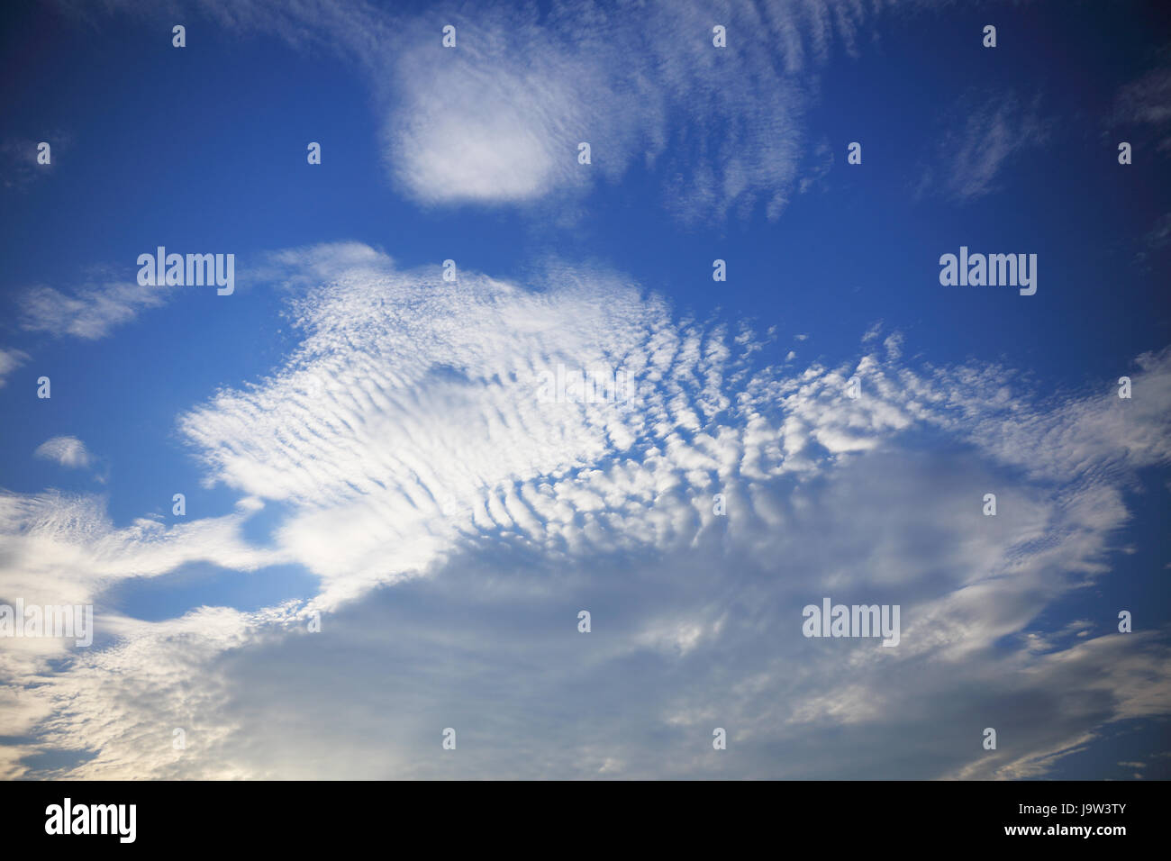 Blu cielo con soffici nuvole. Vivace sfondo del cielo. Foto Stock