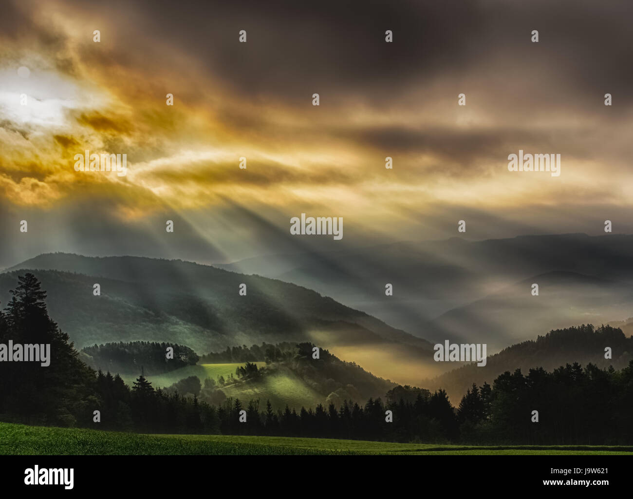 Paesaggio rurale scenic panorama di una nebbia epica glorioso tramonto su un paesaggio di colline, campi, alberi,cielo drammatico nel vintage stile di pittura Foto Stock