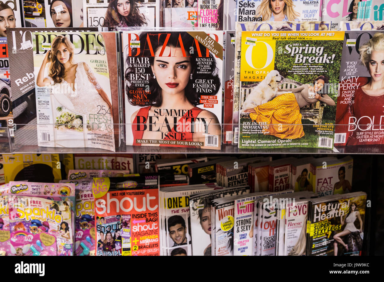KUALA LUMPUR, Malesia - 19 Maggio 2017: lo stile di vita e le donne rivista di moda sono visualizzati in una libreria in un aeroporto. Foto Stock