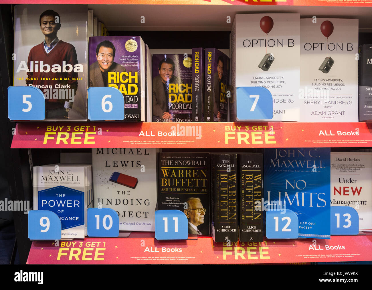 KUALA LUMPUR, Malesia - 19 Maggio 2017: investimenti e innovazione libri, tra cui circa Ma Jack e Warren Buffet, vengono visualizzati in una libreria in un Foto Stock