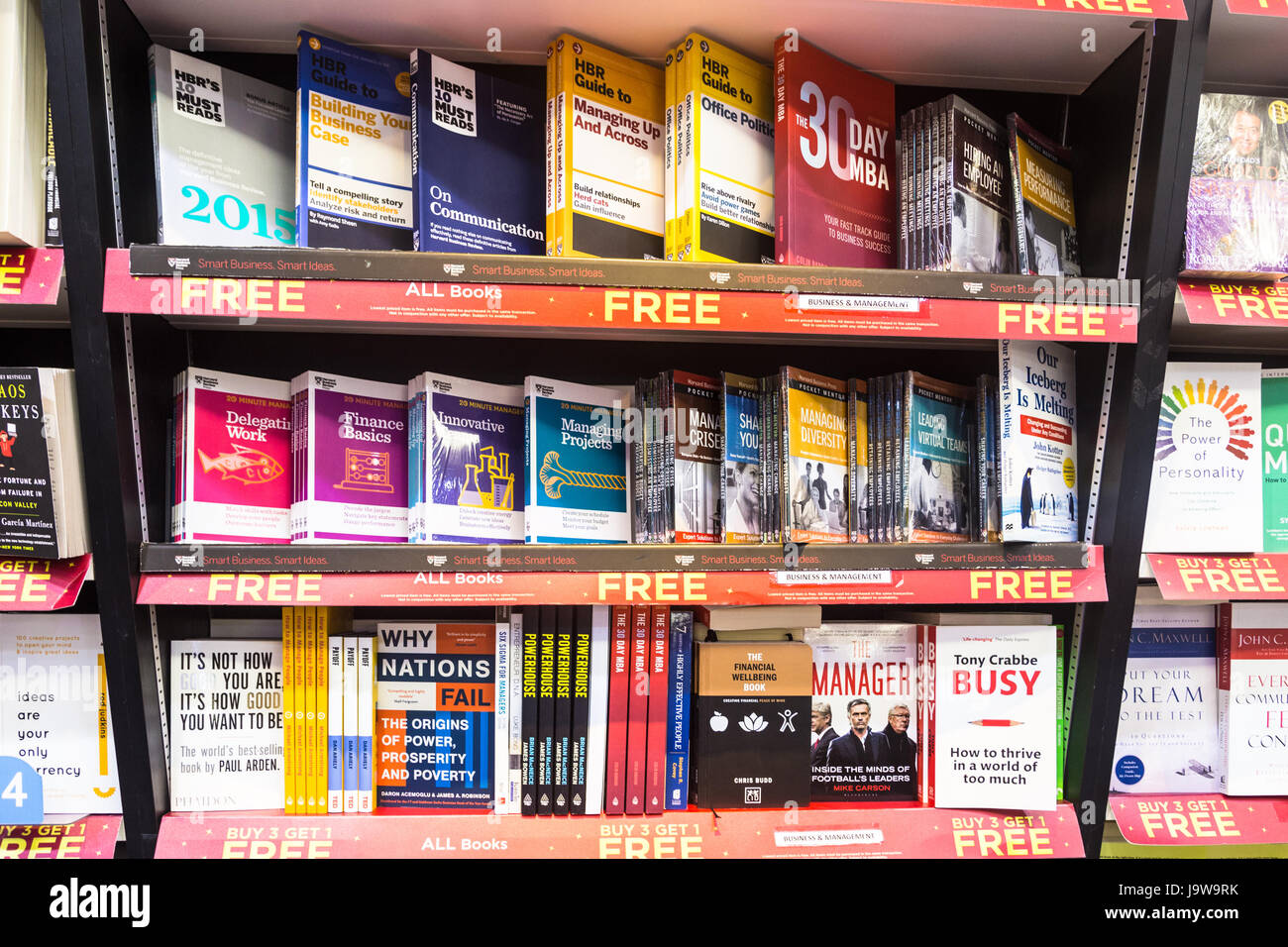 KUALA LUMPUR, Malesia - 19 Maggio 2017: Business e libri di management vengono visualizzati in una libreria in un aeroporto. Foto Stock