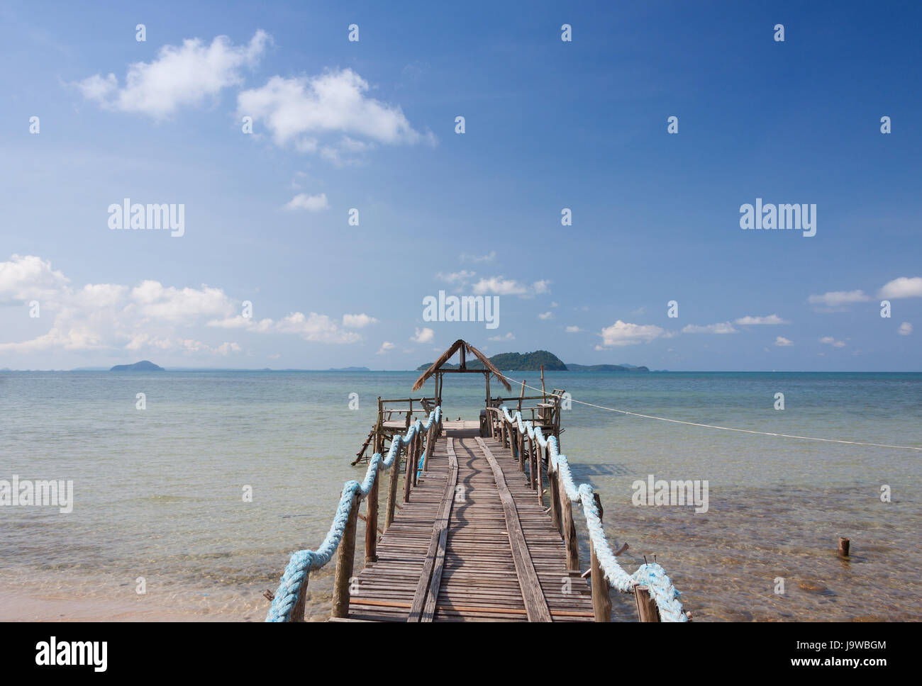 Ponte di legno in mare a Isola Chang,Thailandia Foto Stock