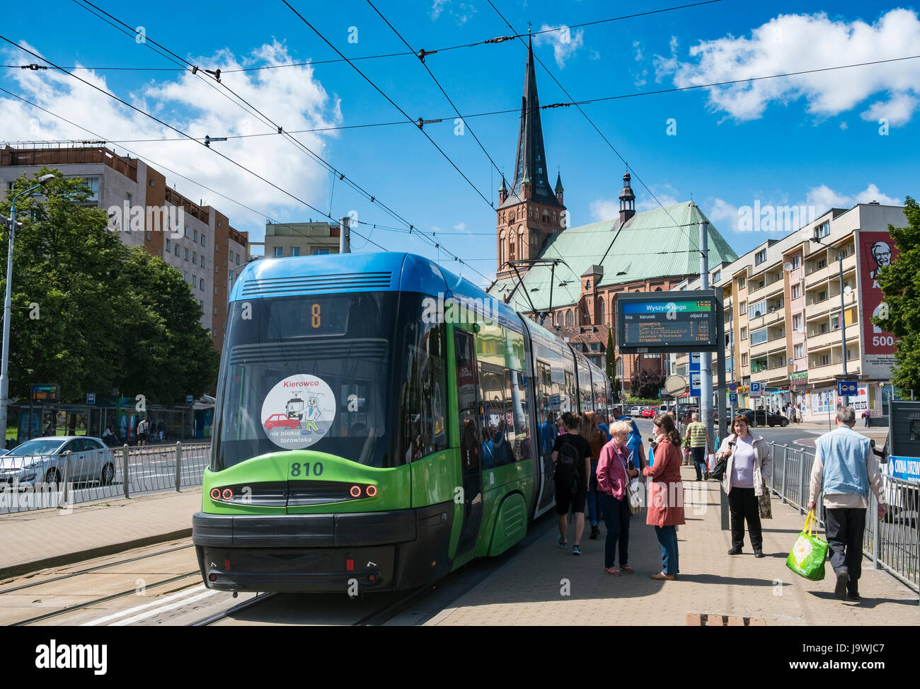 Tram pubblico e la Basilica Cattedrale di San Giacomo Apostolo in Szczecin , Polonia Foto Stock