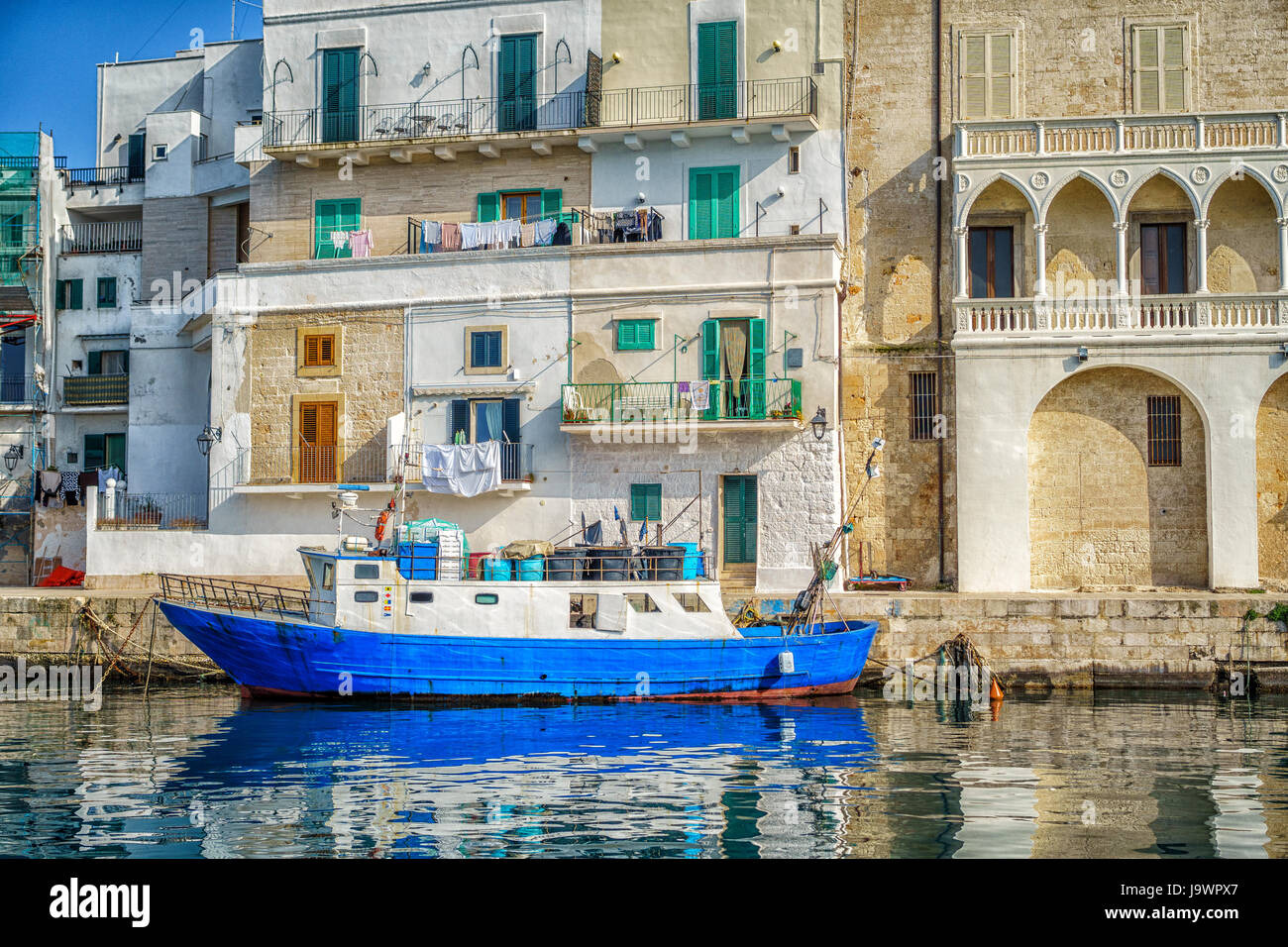 Barca blu, porto, Monopoli, Puglia, Italia Foto Stock