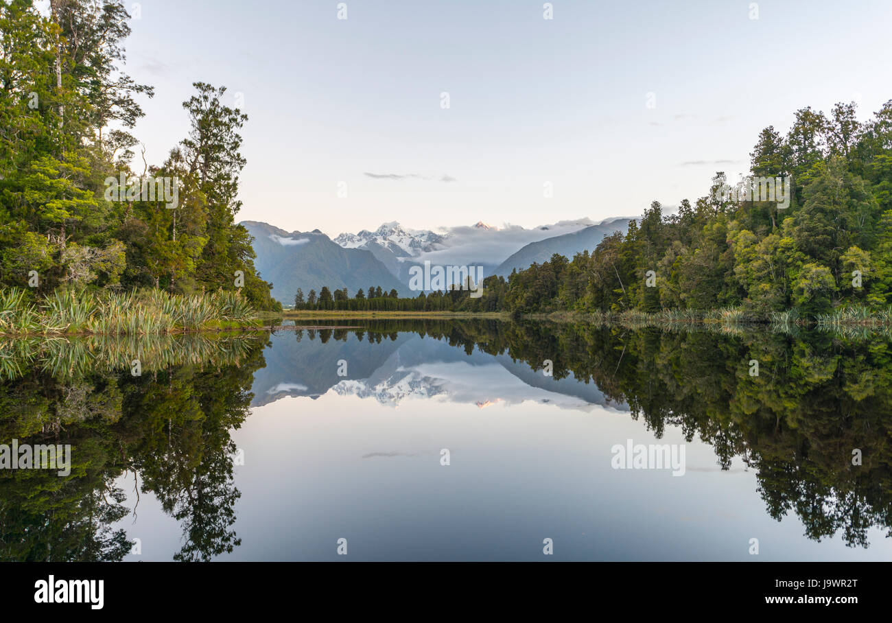 Isola di specchio, Mt. Tasman e Mt. Cuocere, riflesso nel lago Matheson, parco nazionale di Mount Cook, Westland National Park Foto Stock