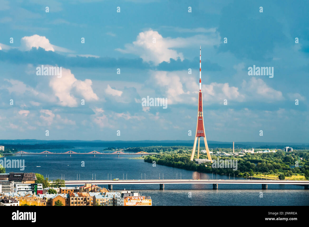 Riga, Lettonia - 1 Luglio 2016: Antenna Cityscape nella soleggiata sera d'estate. Vista superiore del famoso punto di riferimento di Riga - La torre della televisione. Foto Stock