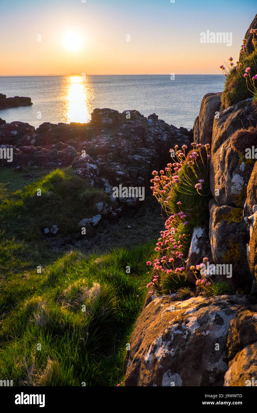 A tarda sera sun nelle Ebridi visto da di Mull, Scozia Foto Stock