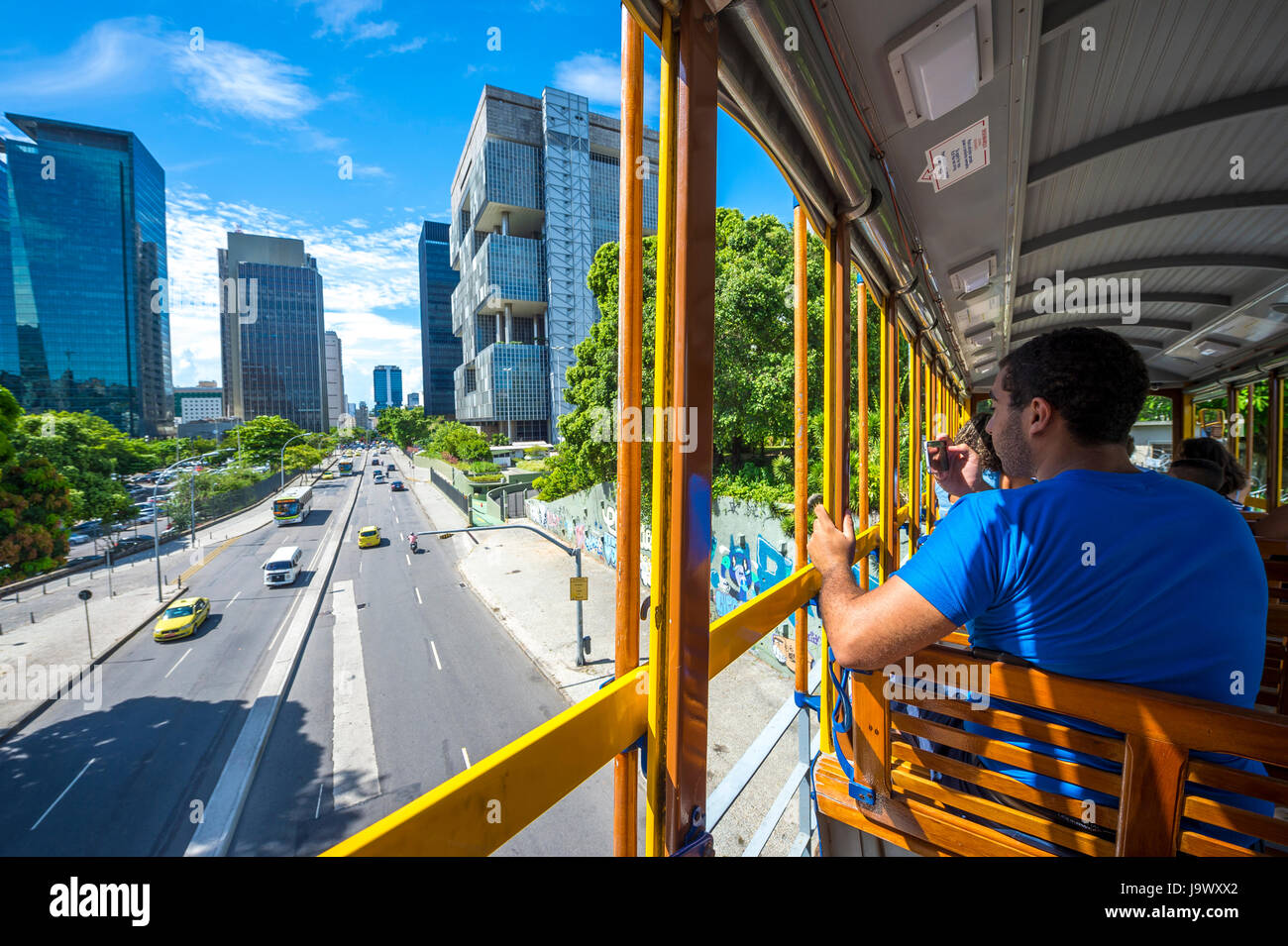 RIO DE JANEIRO - Gennaio 31, 2017: passeggeri viaggia il tram di Santa Teresa, un servizio che viene gradualmente ripristinato dopo un incidente nel 2011, contro un Foto Stock
