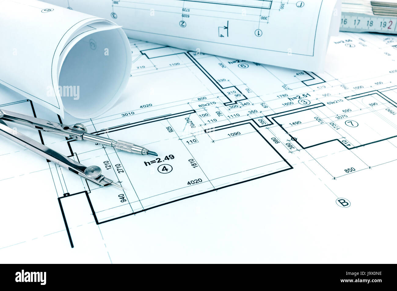 Blueprints rotoli, disegno compasso e righello sul progetto architettonico Foto Stock