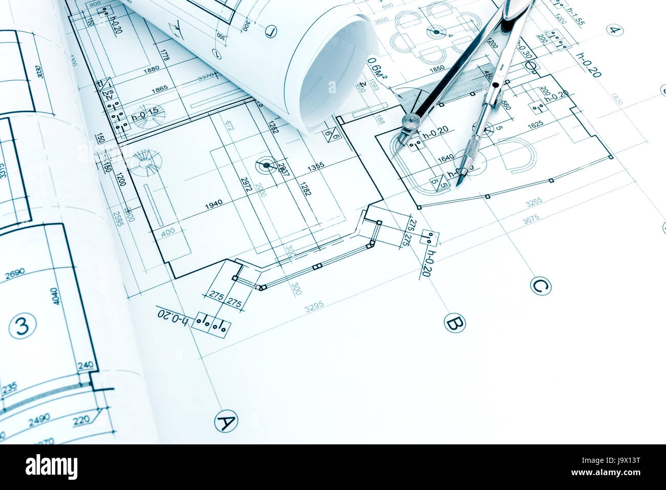 Progetto architettonico di disegno con rotoli di blueprint e bussola di disegno Foto Stock